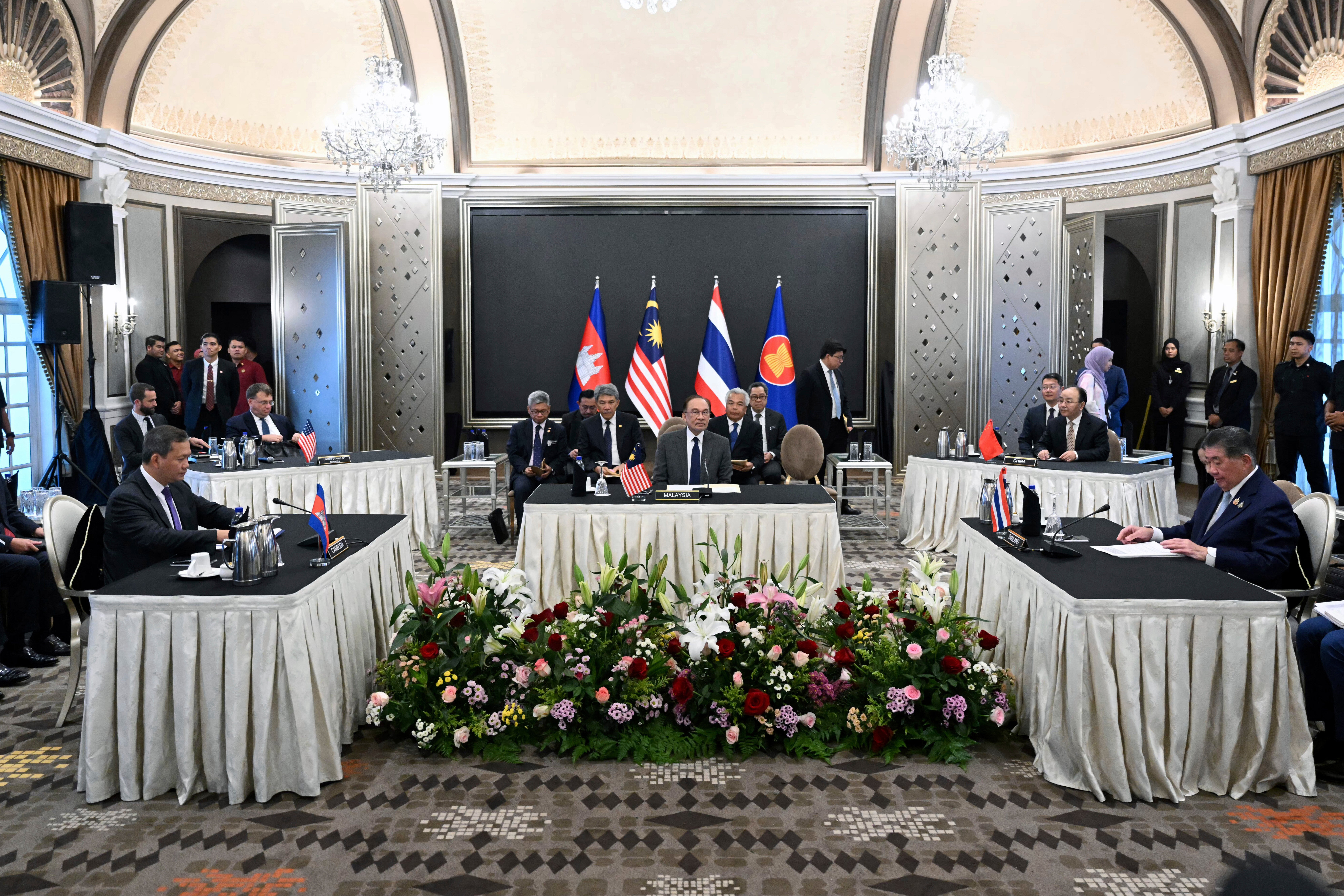 Malaysian prime minister Anwar Ibrahim, centre, looks on as Cambodian leader Hun Manet and Thailand’s acting premier Phumtham Wechayachai take part in ceasefire talks