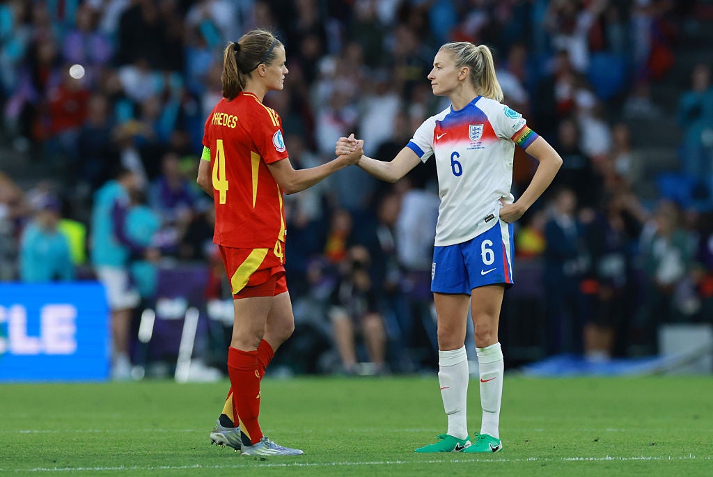 Williamson shakes hands with Spain captain Irene Paredes after England’s victory