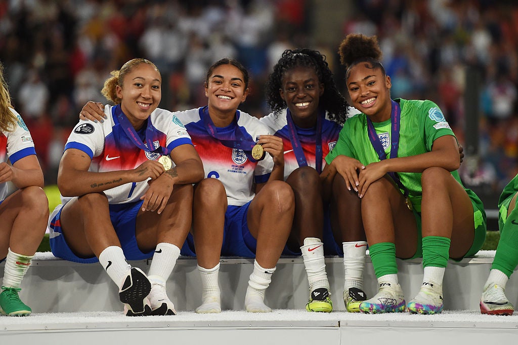 Jess Carter celebrates with Lauren James, Michelle Agyemang and Khiara Keating after winning Euro 2025