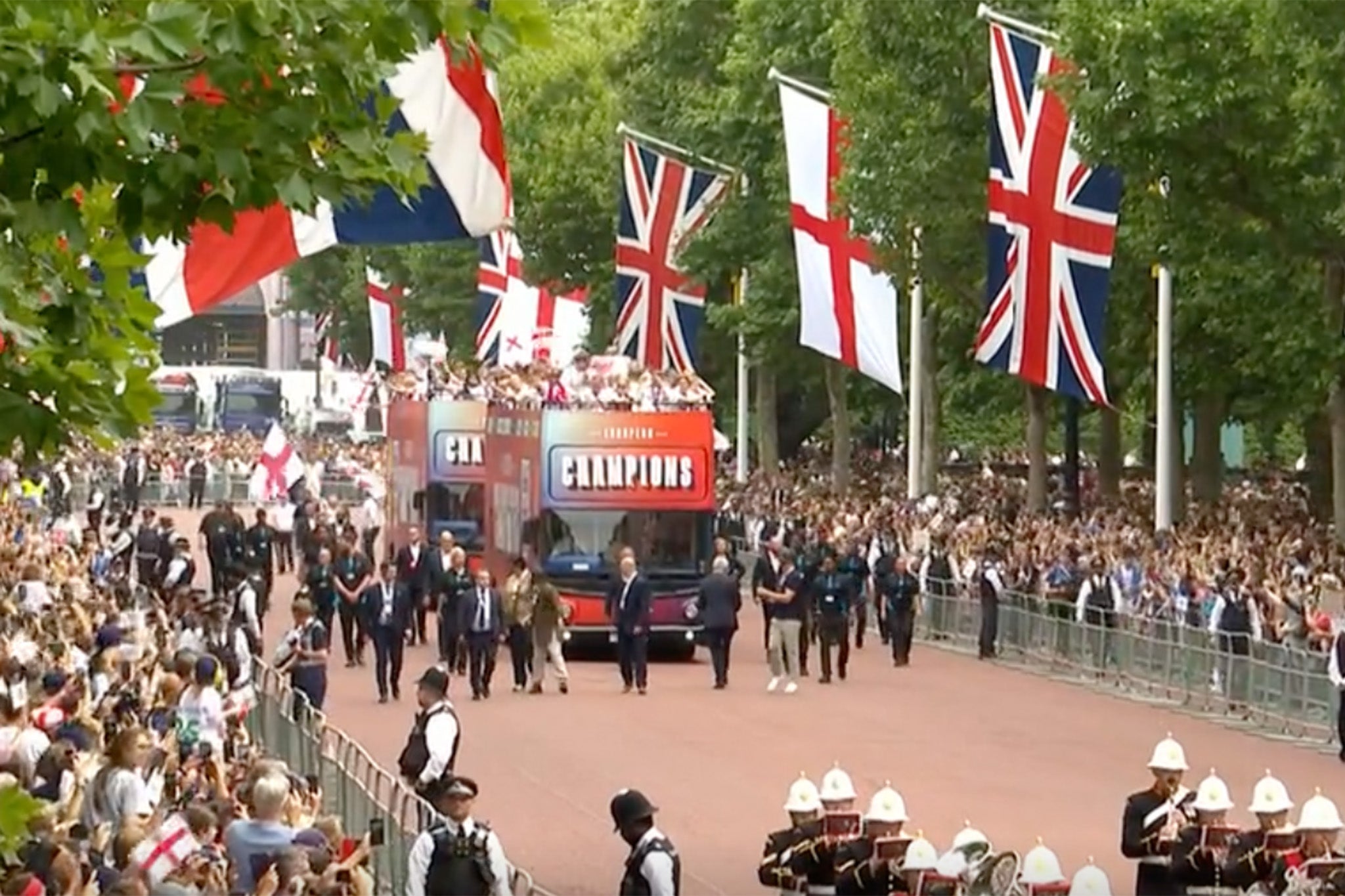 Dva autobusy s dvojitým deckerem se začaly vydávat podél nákupního centra