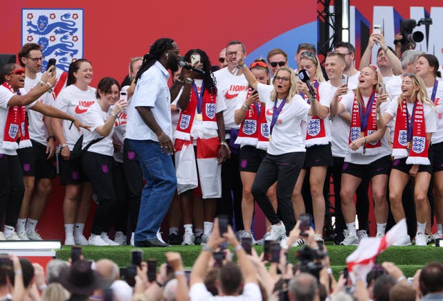 <p>Sarina Wiegman dances with Burna Boy during England’s celebrations</p>