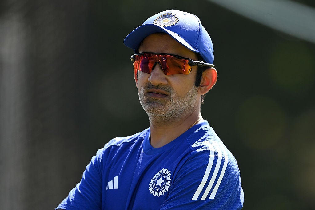 Gautam Gambhir se dívá během tréninku na oválu
