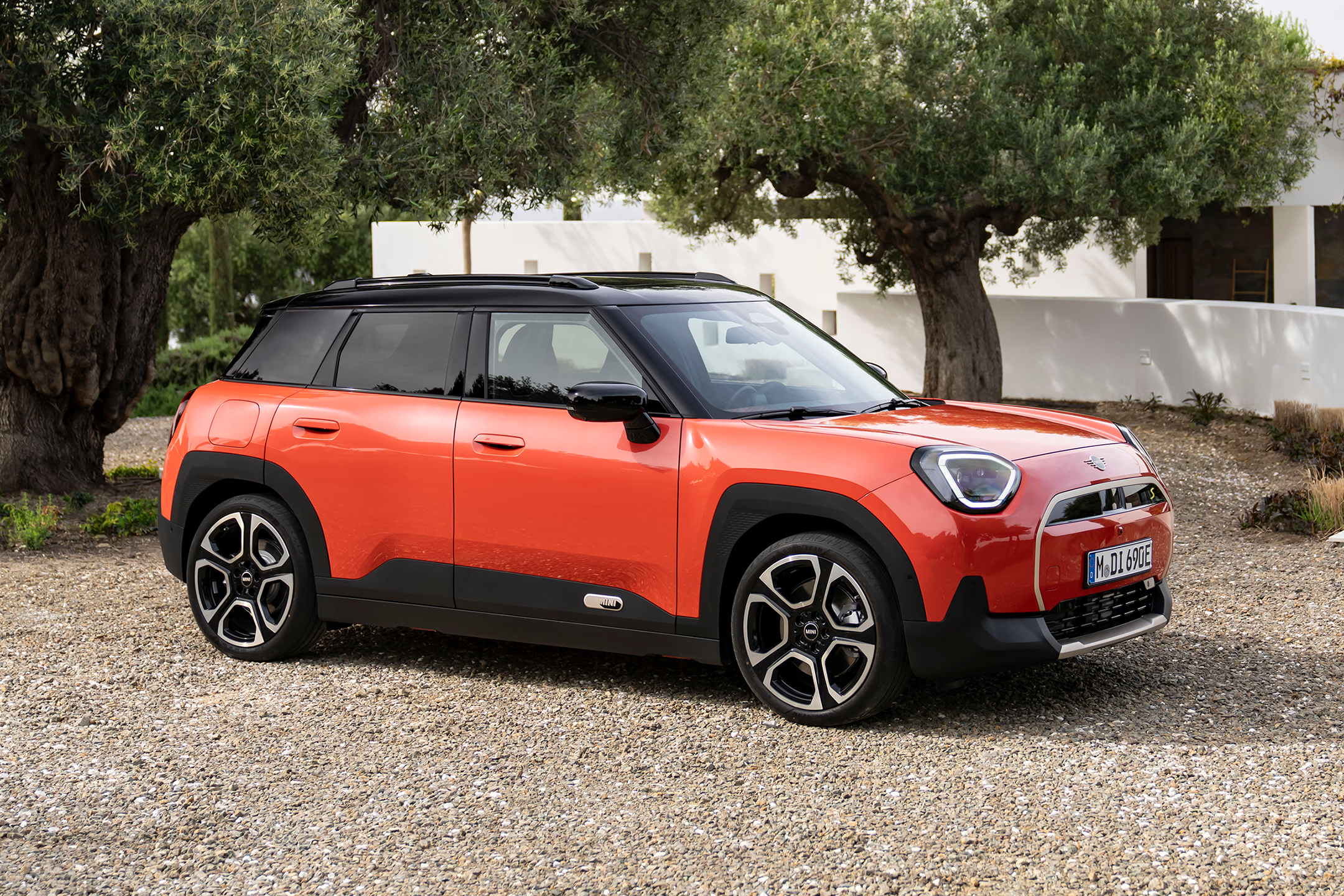 The new electric Mini Aceman is an impressive small EV, fitting between the brand’s smaller Cooper and larger Countryman models