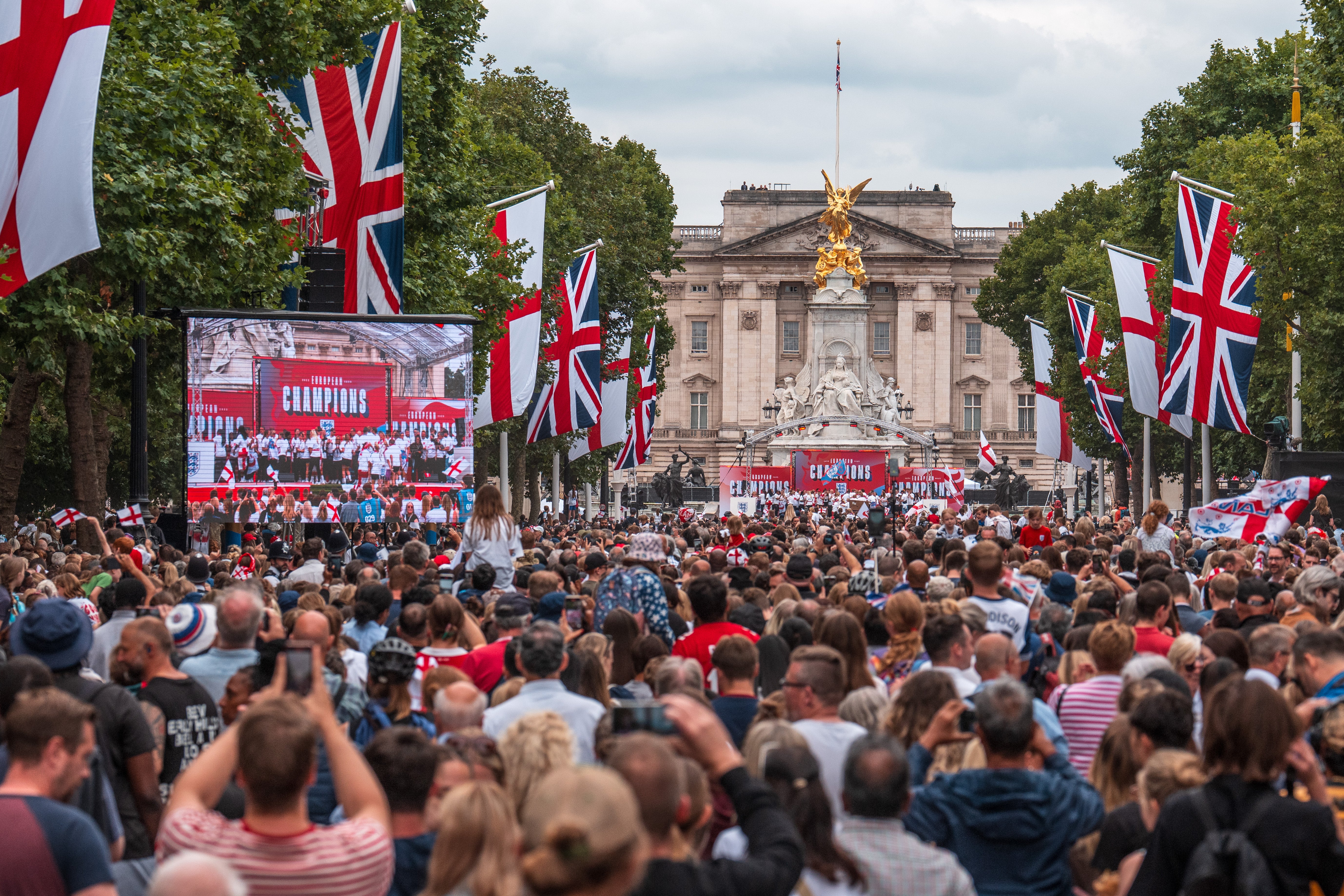 Fans began to stream into The Mall as the time for the parade grew nearer