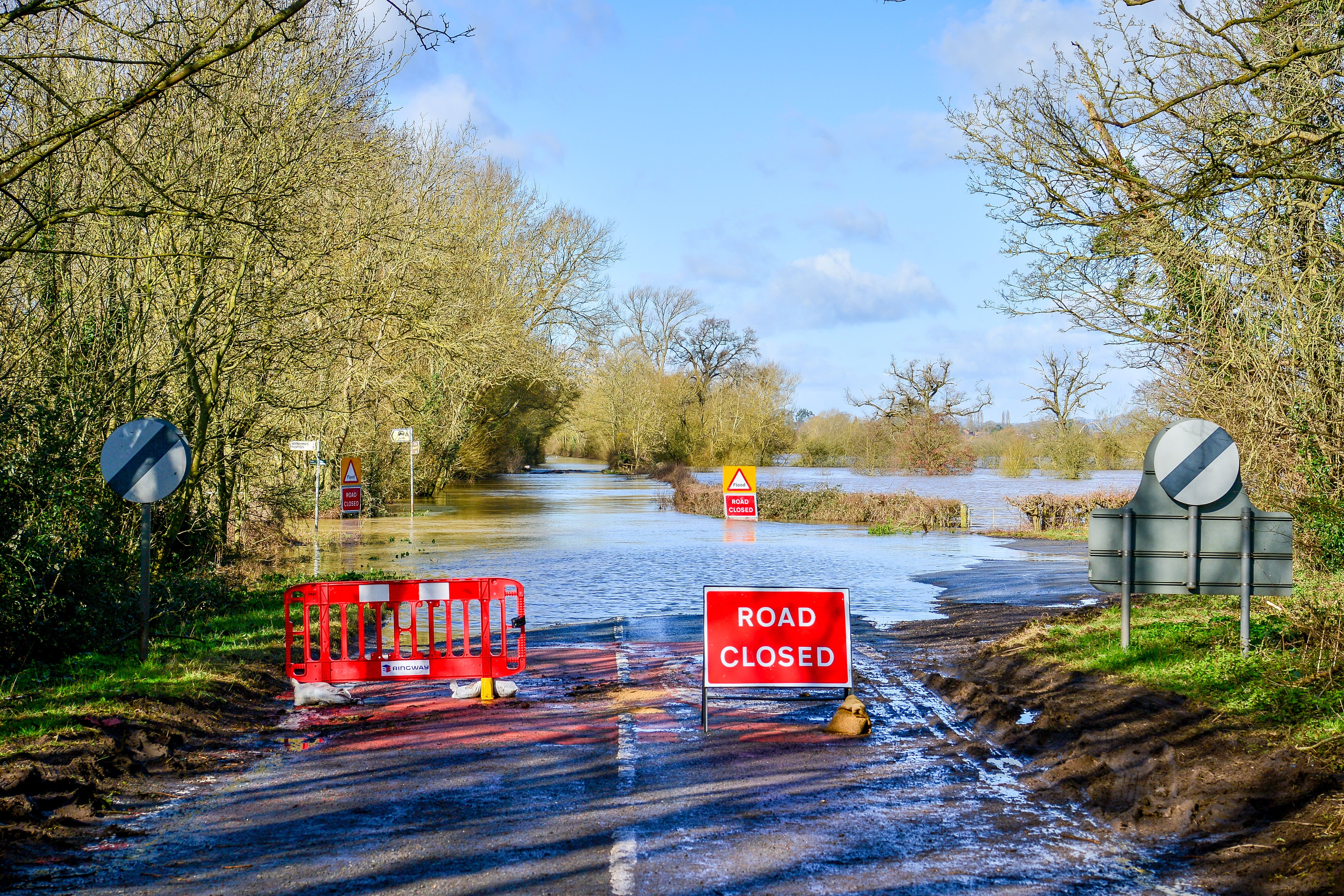 Road closed signs (PA)