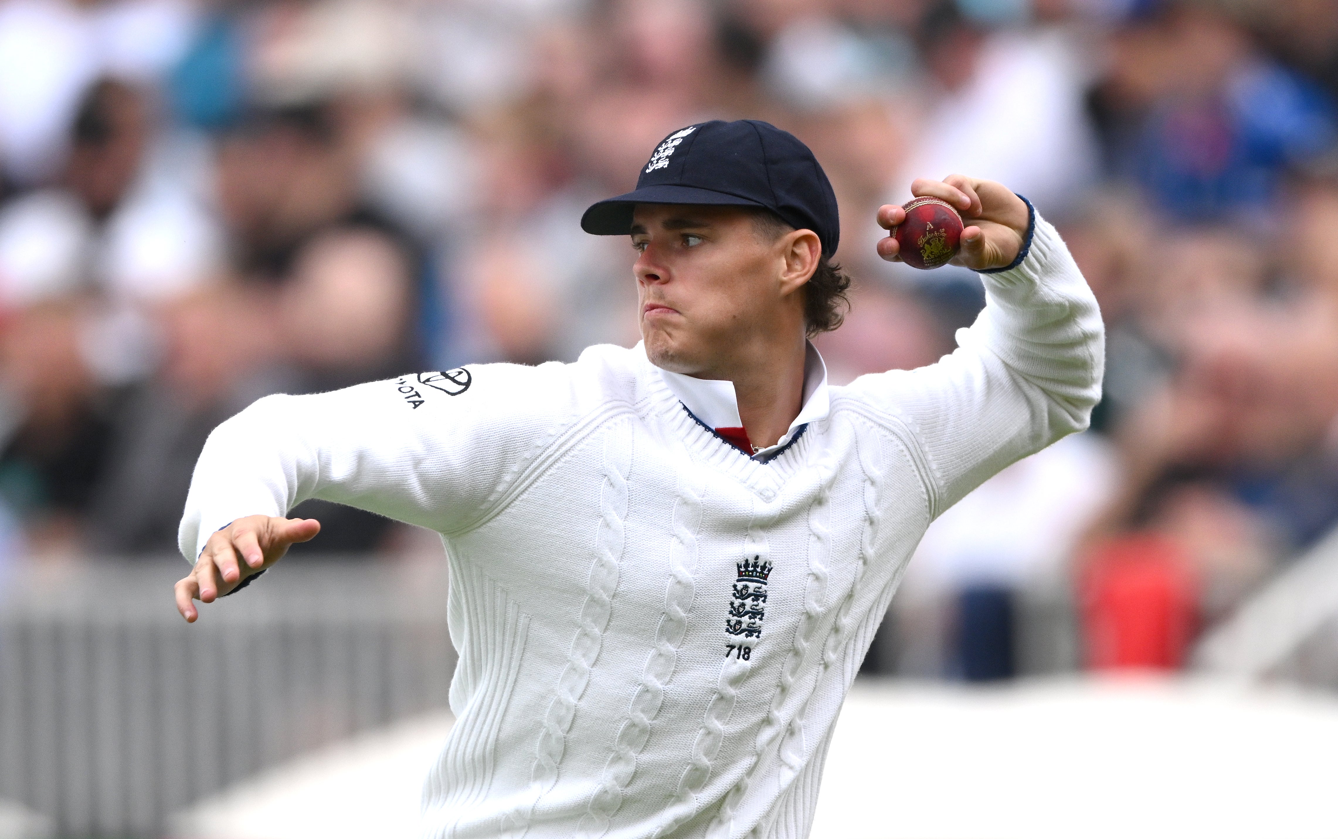 Jacob Bethell hraje jako náhradní fielder ve Old Trafford