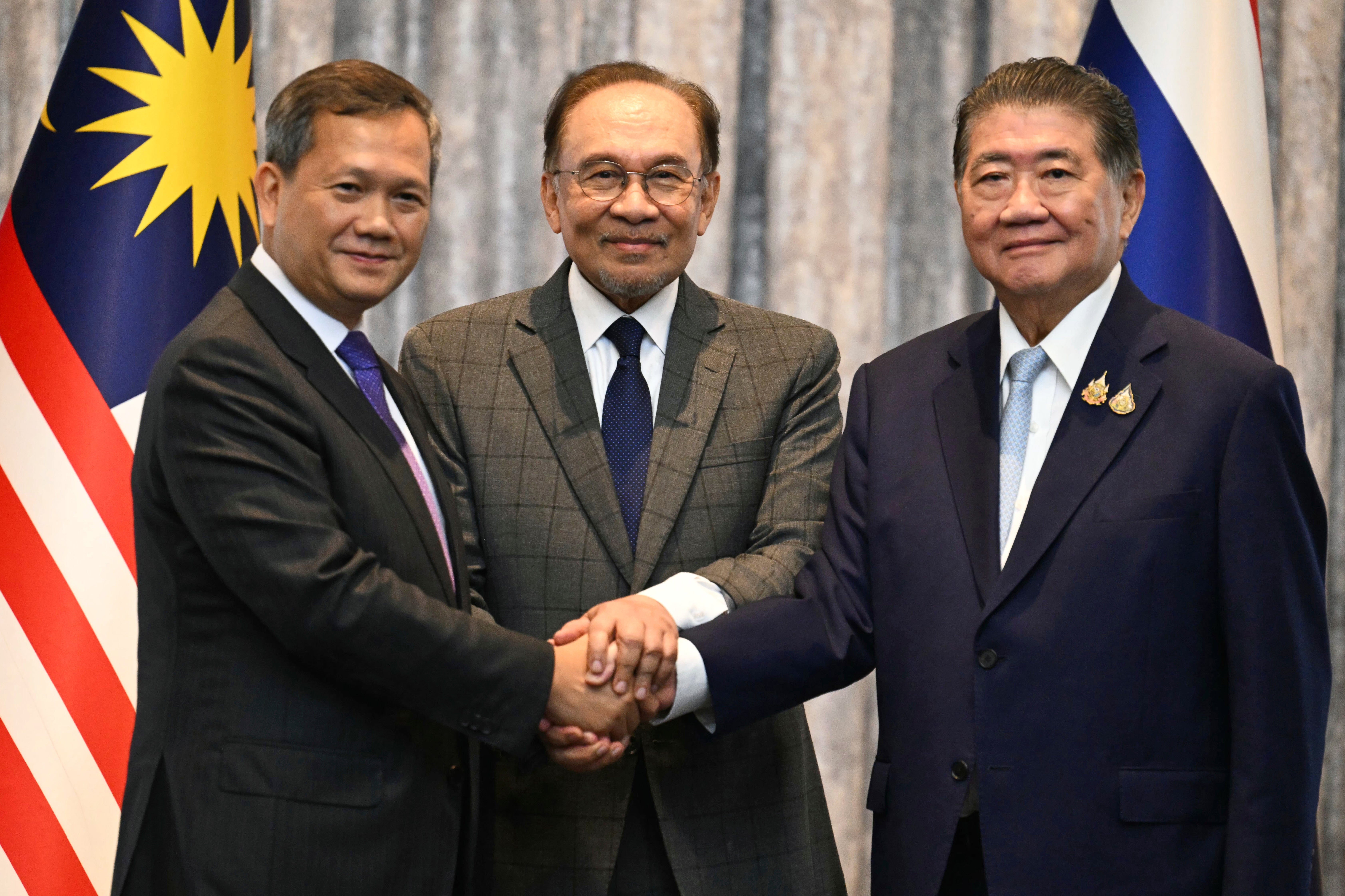 马来西亚总理安瓦尔·易卜拉欣（Anwar Ibrahim），中心，柬埔寨总理匈奴人离开和泰国代理总理Phumtham Wechayachai在泰国和普特拉贾亚（Putrajaya）之间可能停火之后进行了交谈，以获取照片