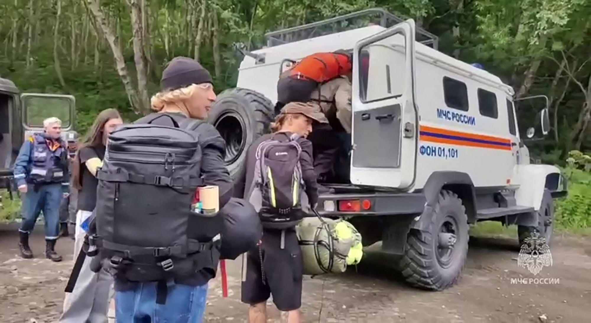 The Russian Ministry of Emergency Situations helps people to evacuate