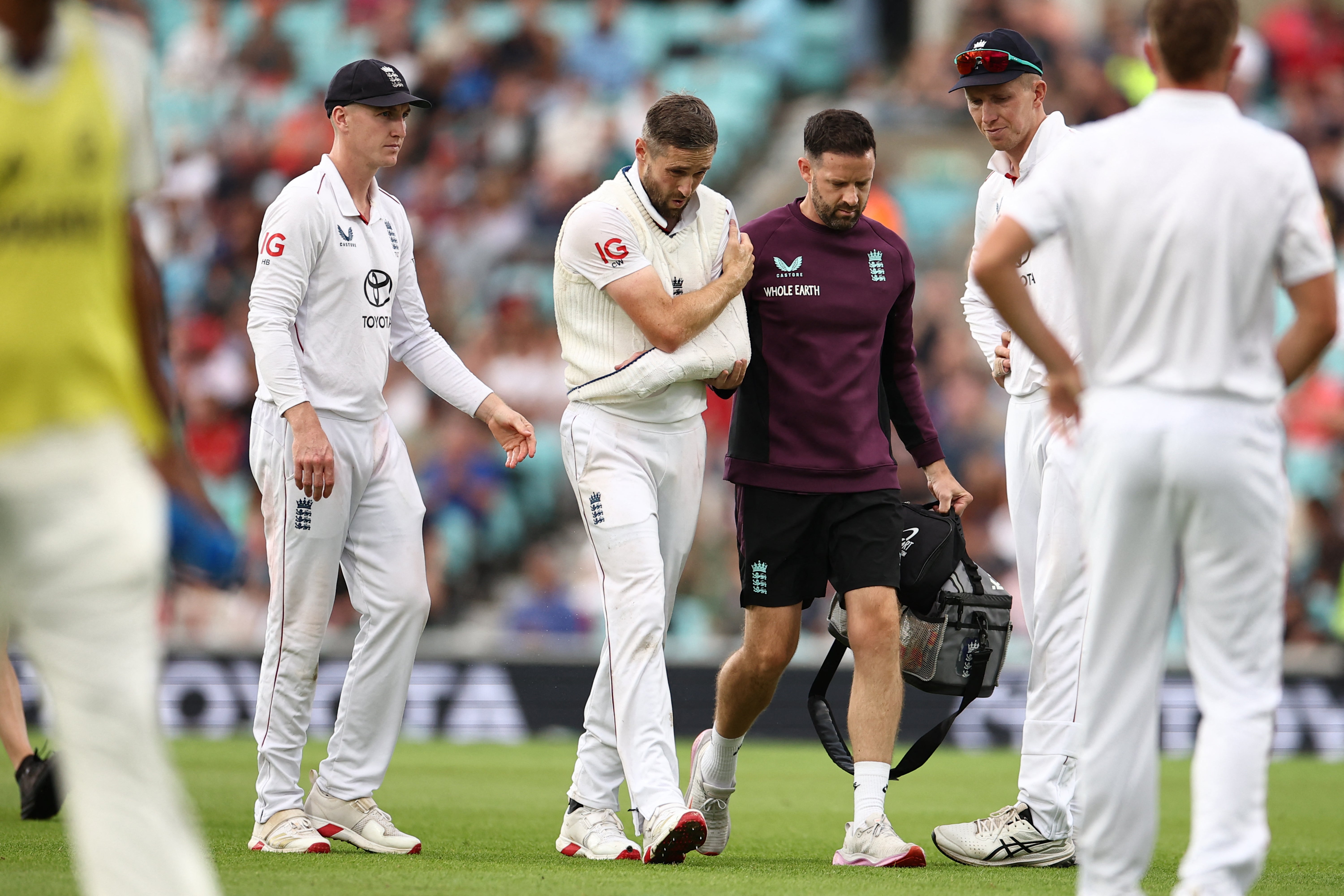Chris Woakes je veden z pole a svíral mu rameno