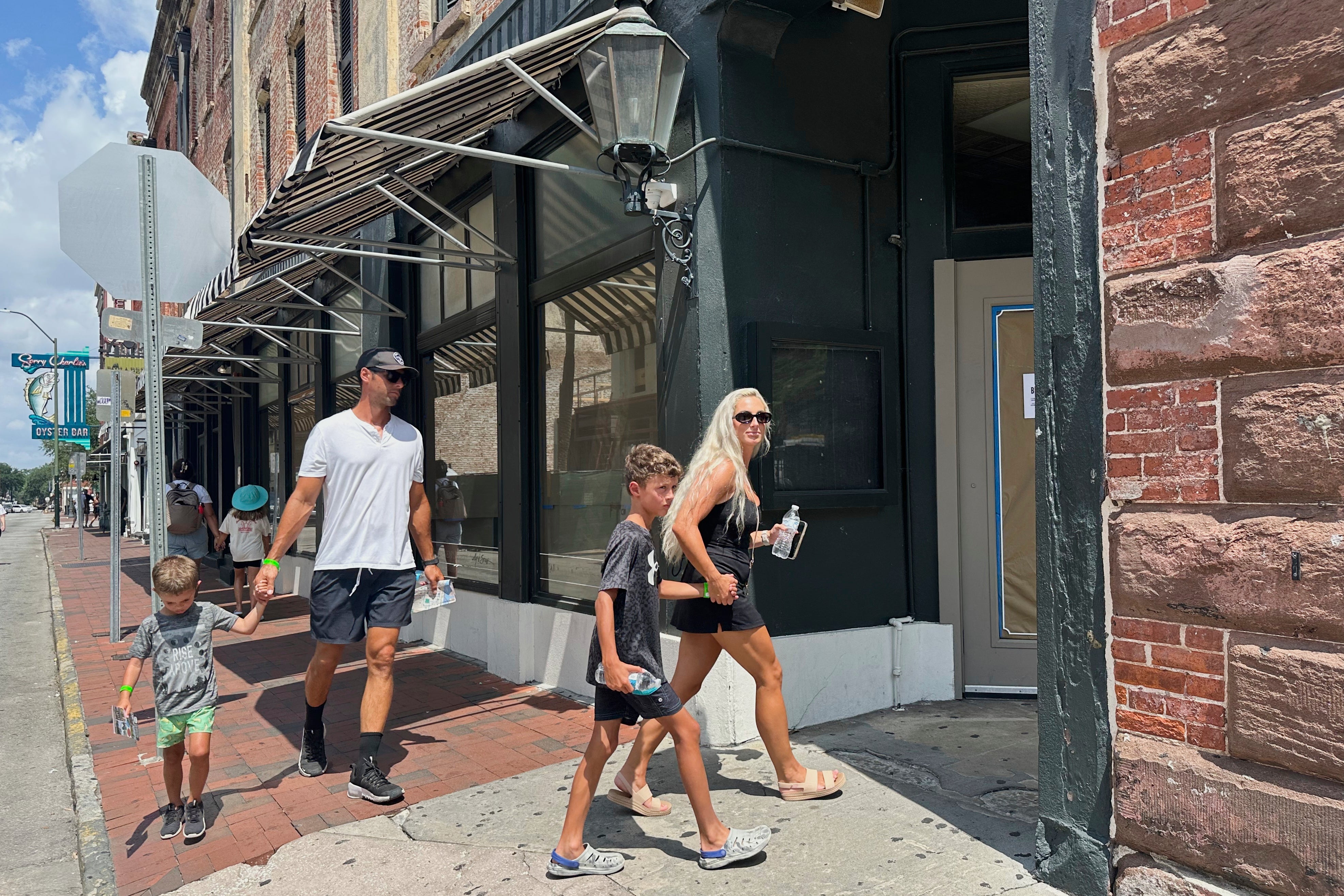 Paula Deen-Restaurants Closed