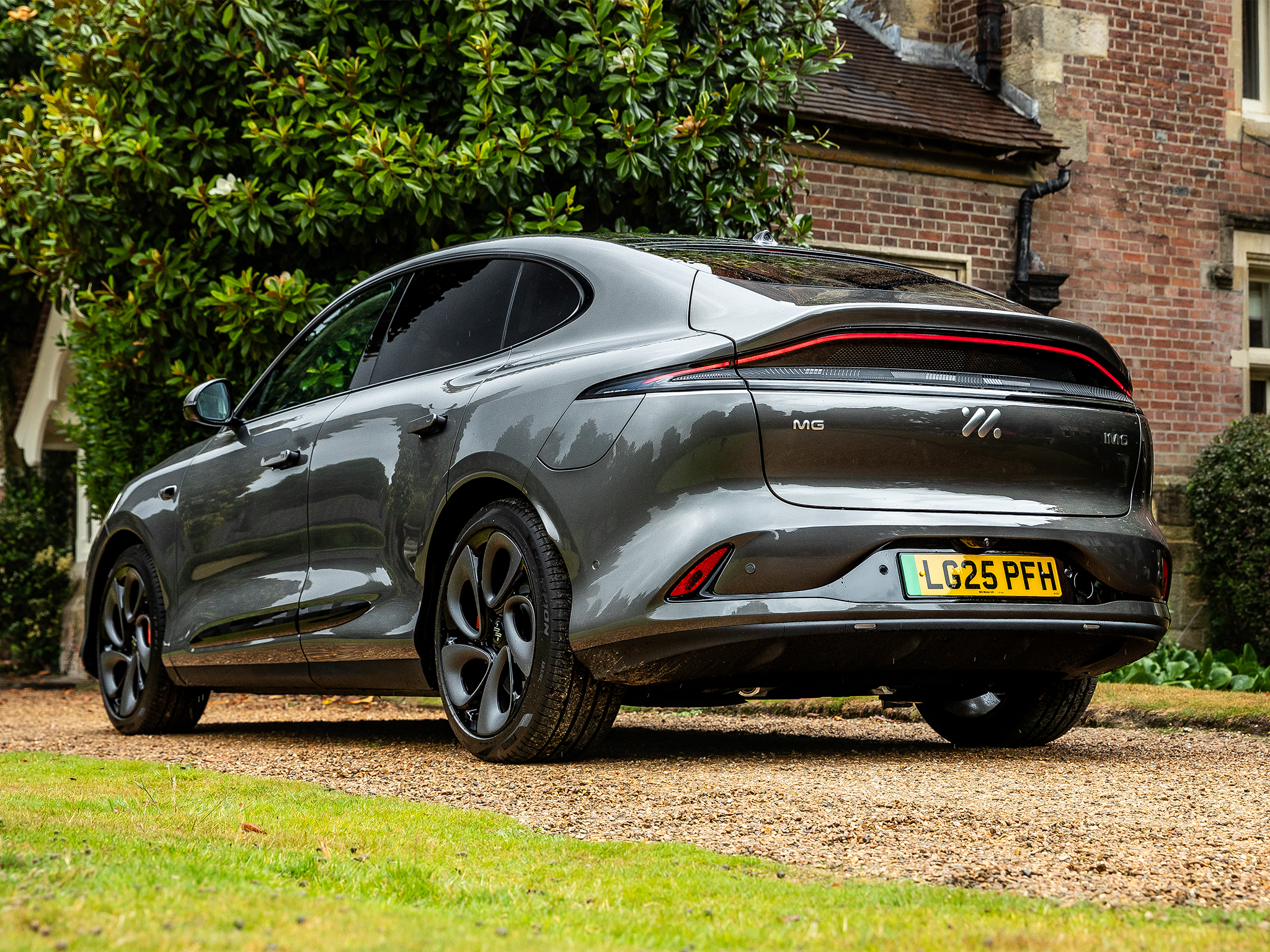 A clever rewind button automatically and precisely reverses the MG IM6 along the last 100 metres you drove