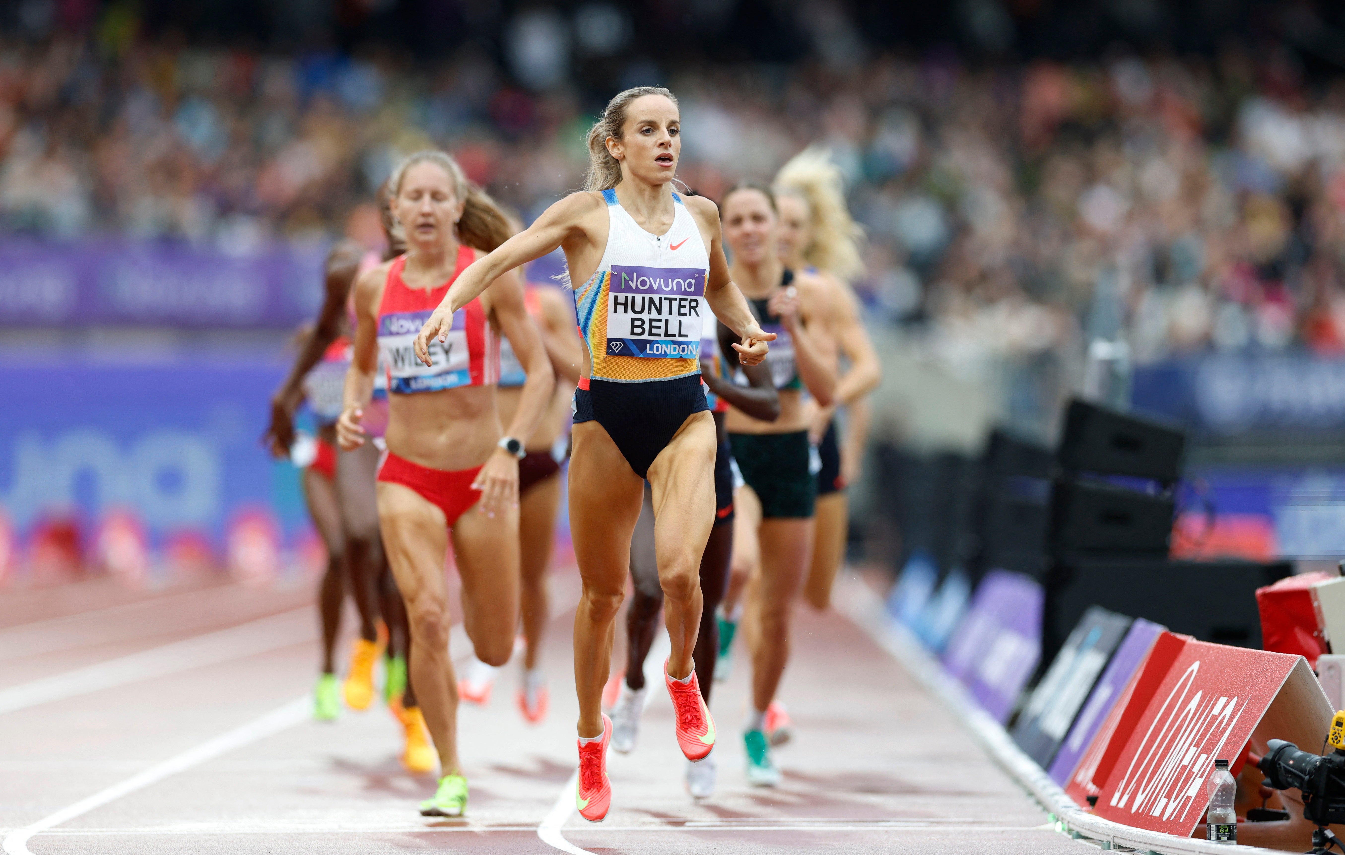 Gruzie Hunter Bell z týmu Velká Británie slaví nejprve v London Diamond League