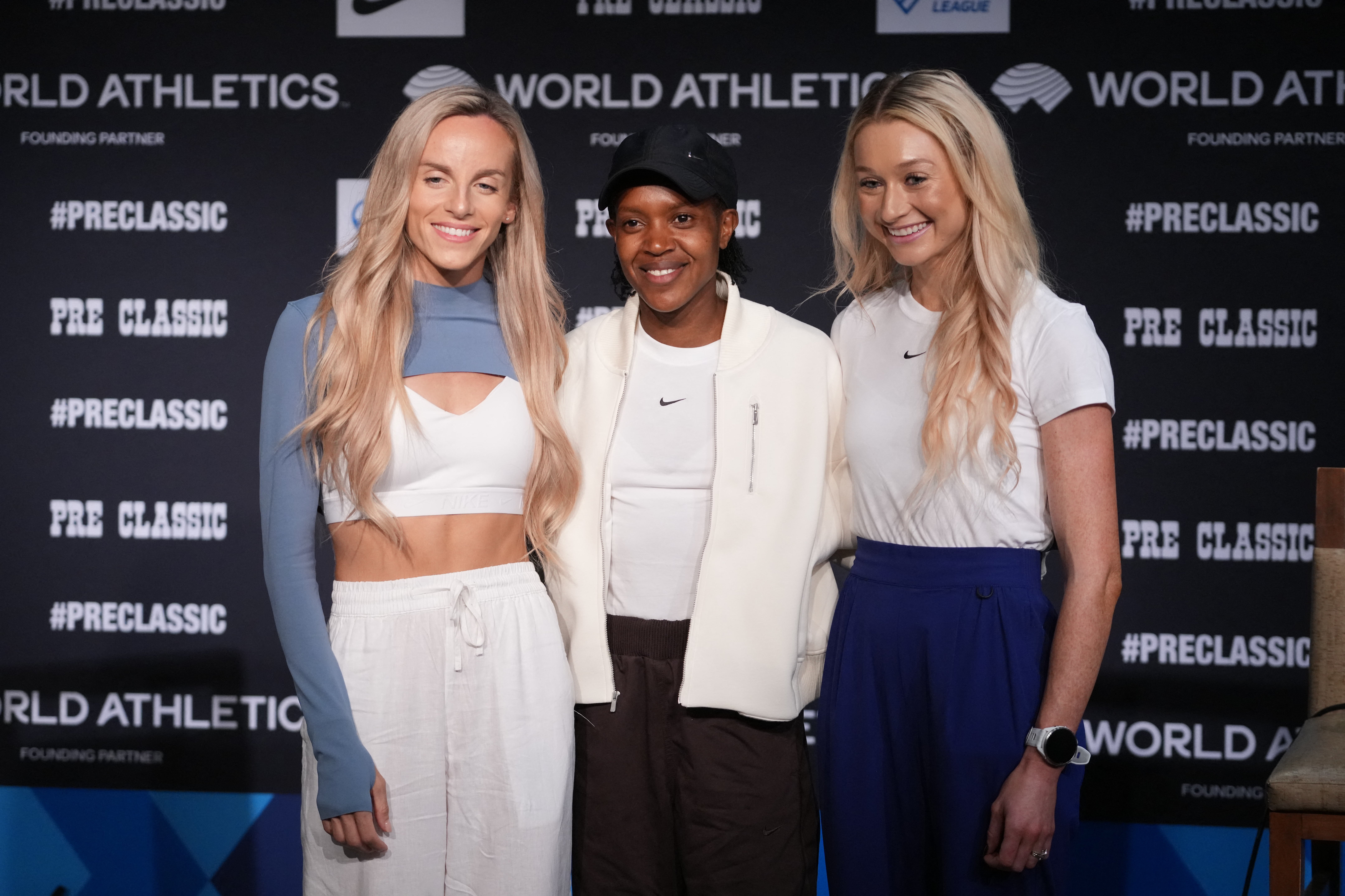 Hunter Bell pózuje s kolegy olympijskými 1 500 medailistů Faith Kipyegon a Jessica Hull