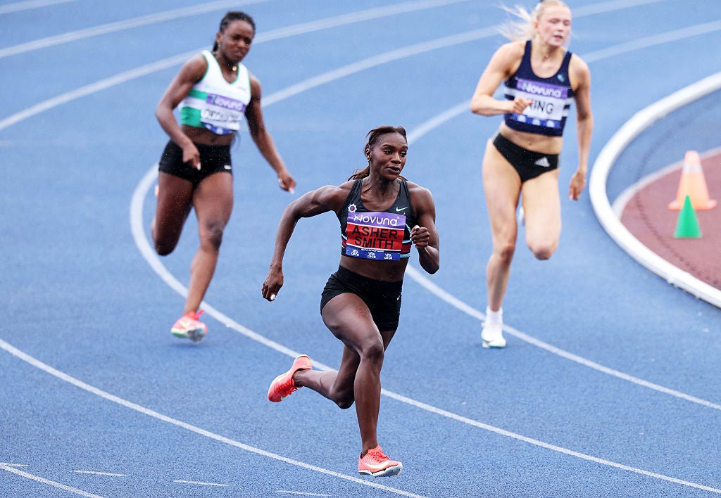Dina Asher-Smith beat Amy Hunt in a thrilling 200m final