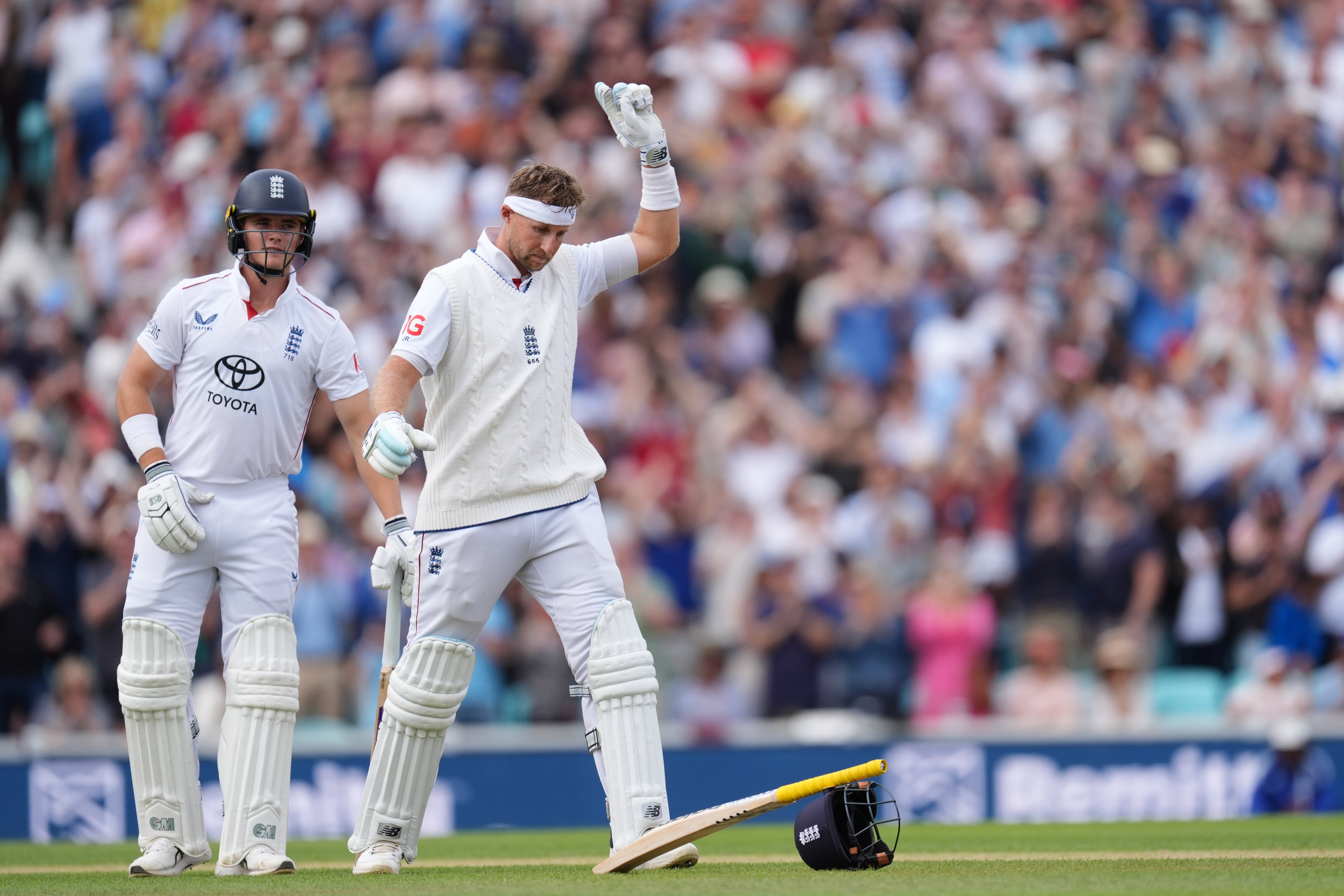 Joe Root zaplatil dojemnou hold Graham Thorpe po dosažení svého století
