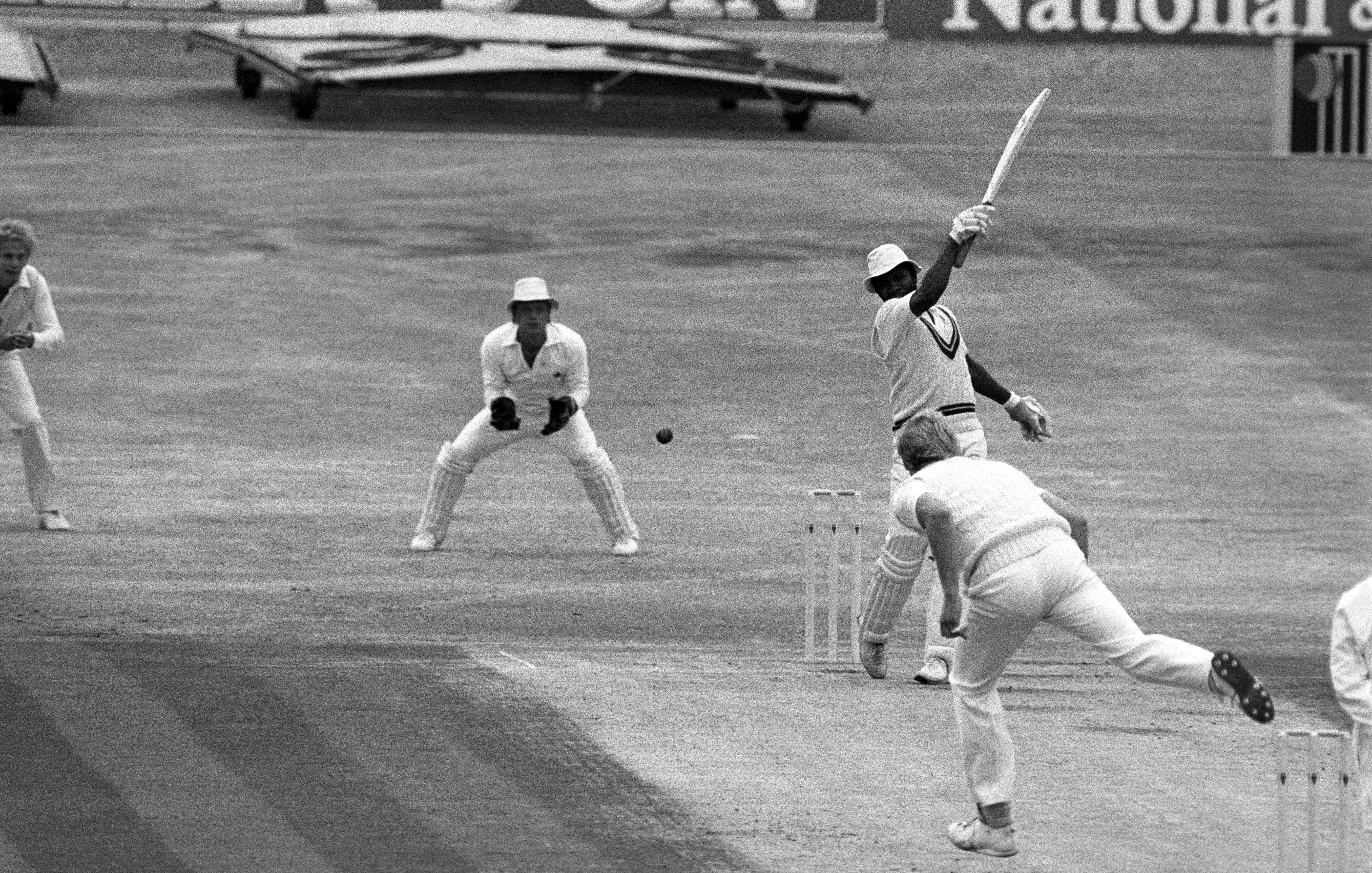 Malcolm Marshall batted with a broken thumb