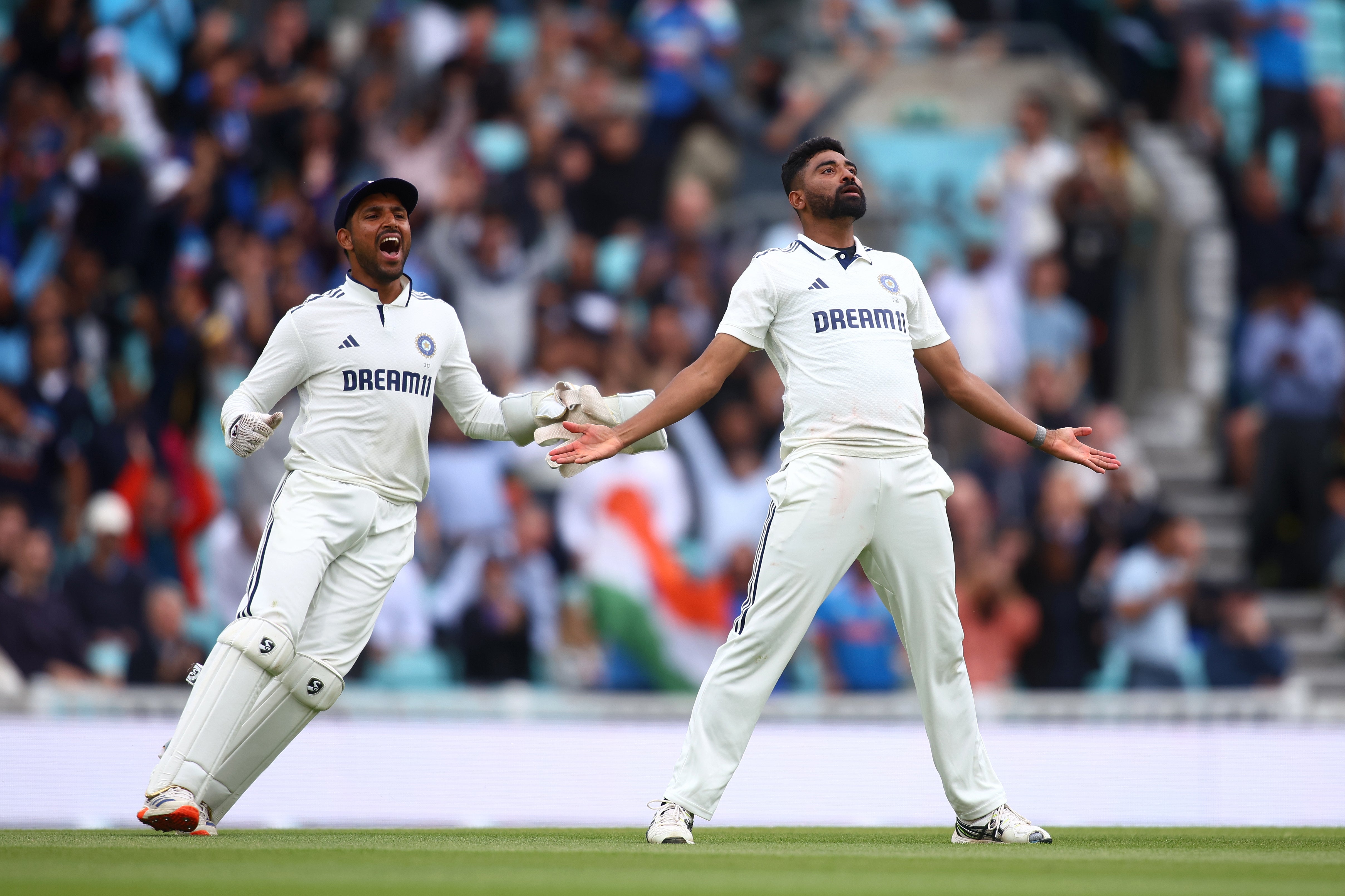 Indie Mohammed Siraj slaví branku Anglie Gus Atkinson
