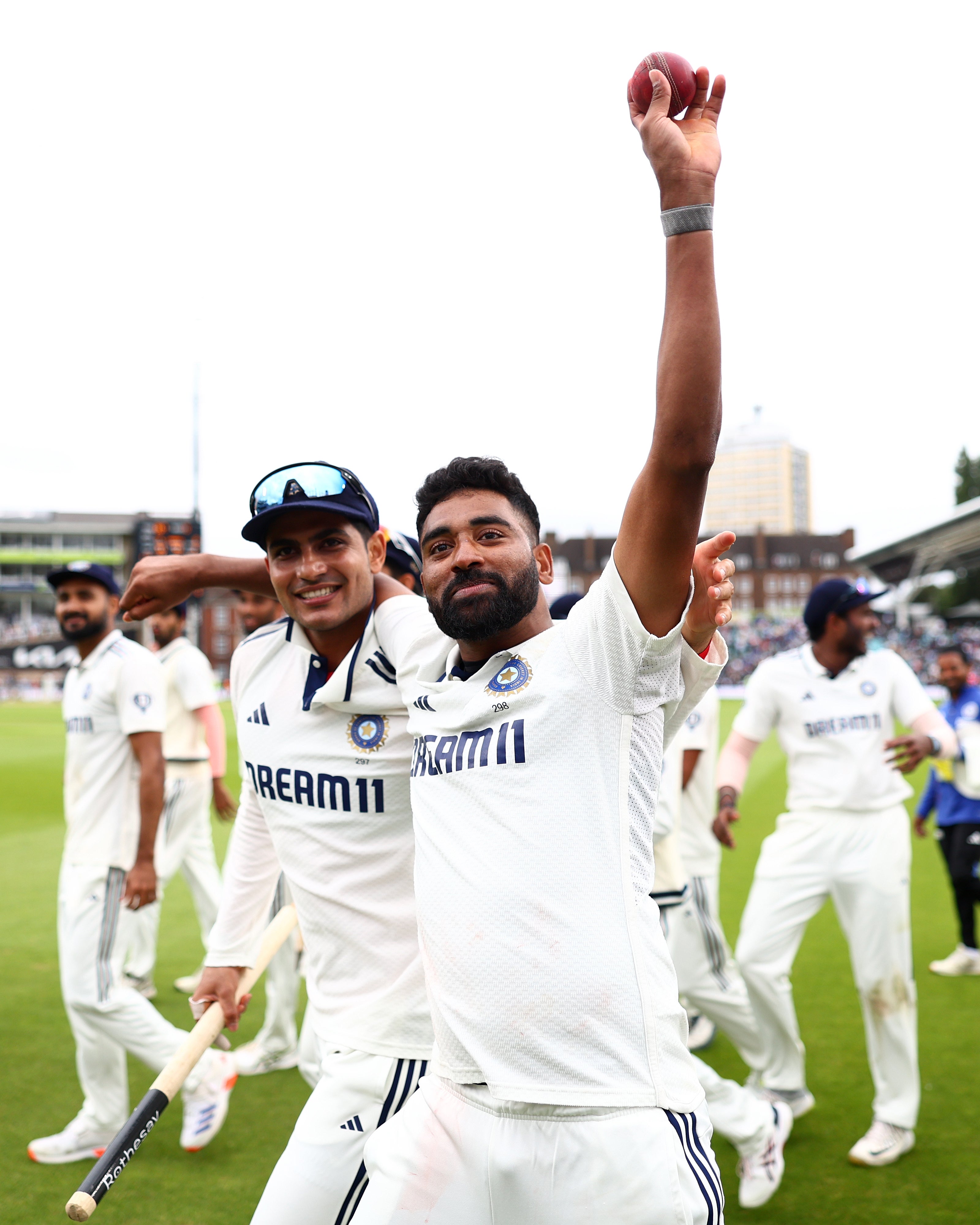 Shubman Gill a Mohammed Siraj z Indie slaví