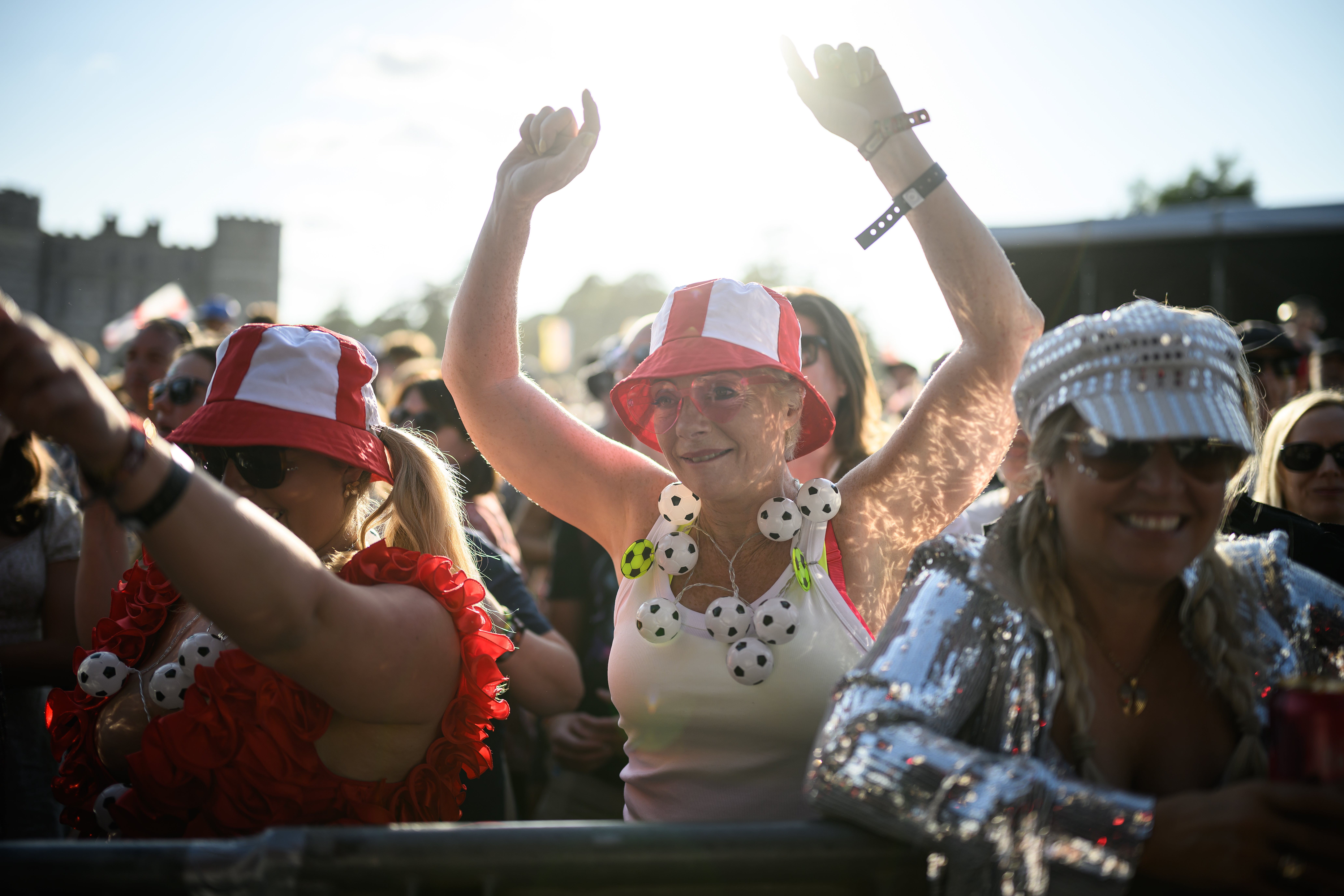 Revellers soak up the summery pop melodies of The Lightning Seeds