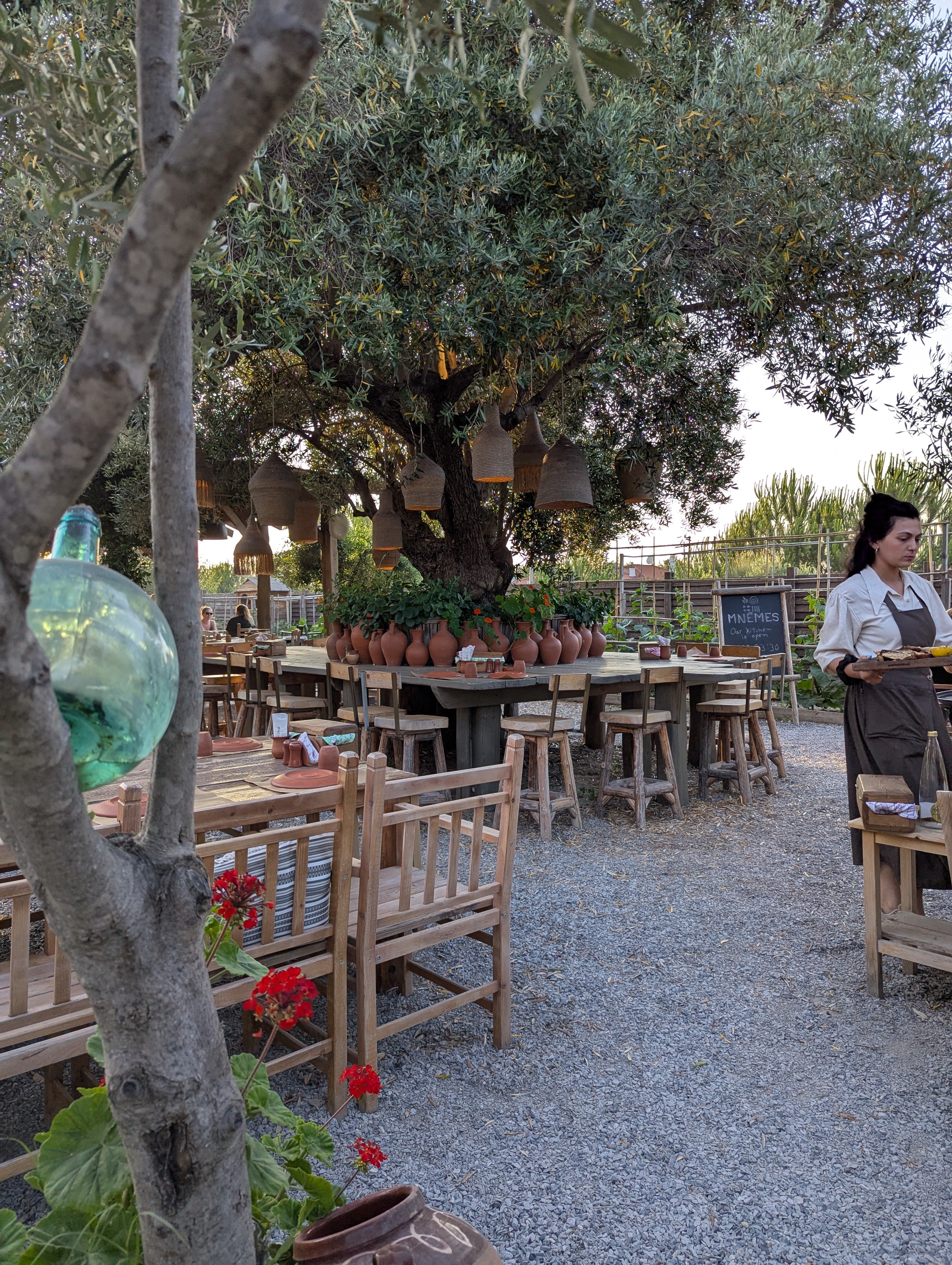 Mnēmes farm restaurant in Pefkochori serves local meat dishes in a romantic setting