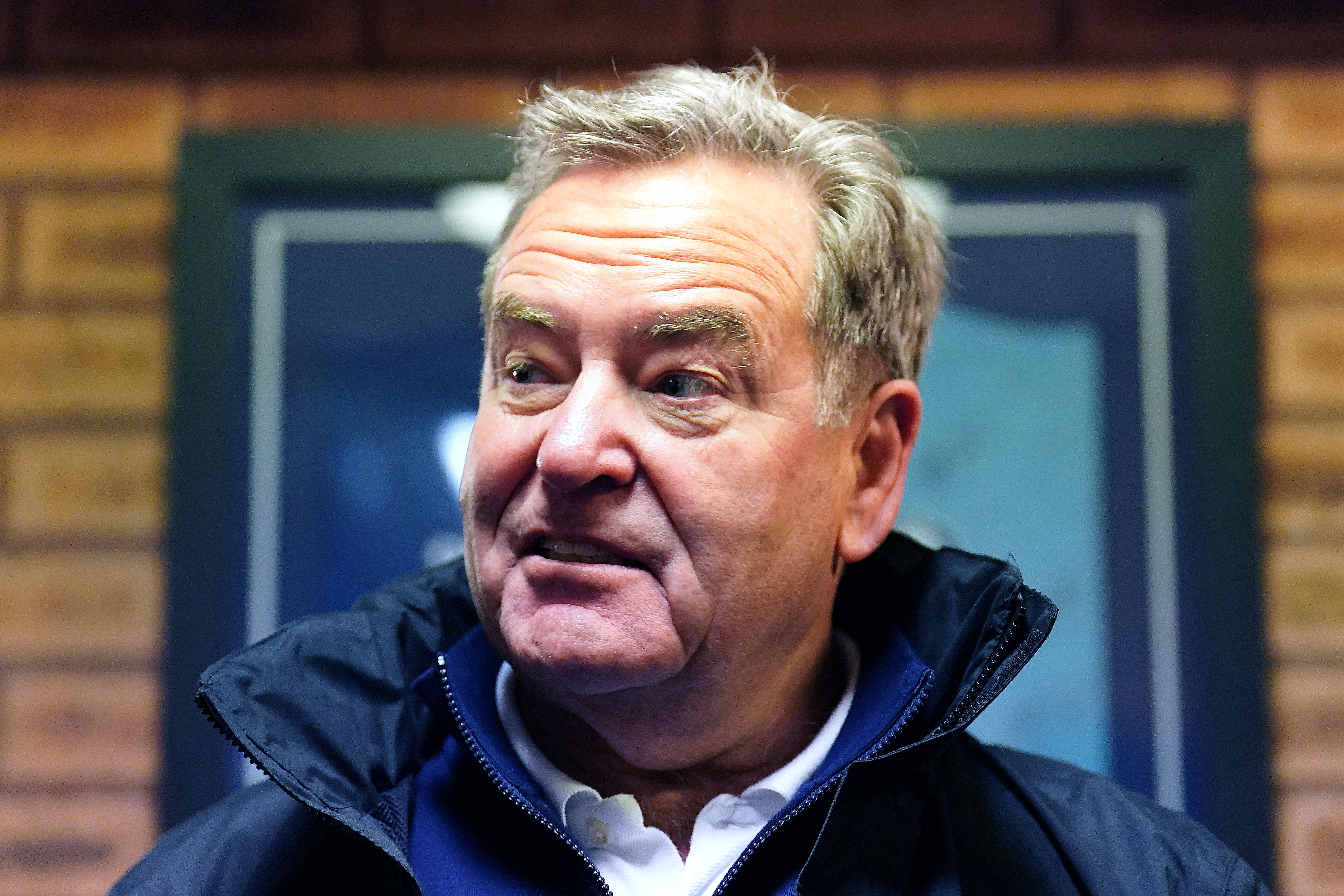 Vysílatel Jeff Stelling se zavázal stát s fanoušky Hartlepoolu uprostřed řady s majitelem Cub Raj Singh