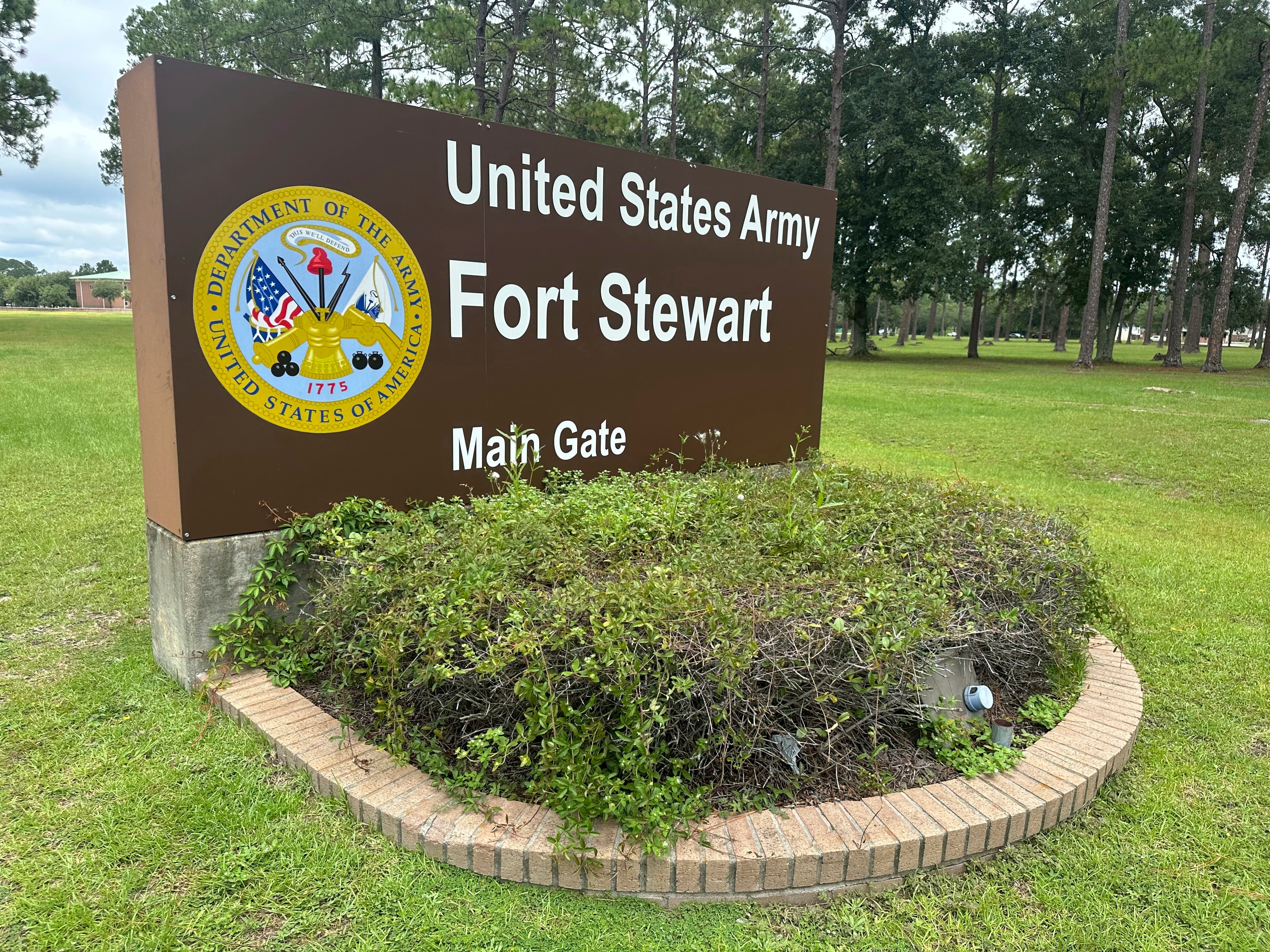 Fort Stewart Ordusu'nun tabanına beş asker vurulduktan sonra bir şüphe gözaltında tutuluyor ve yapıyı Çarşamba günü bir saat boyunca toplu olarak koyuyor