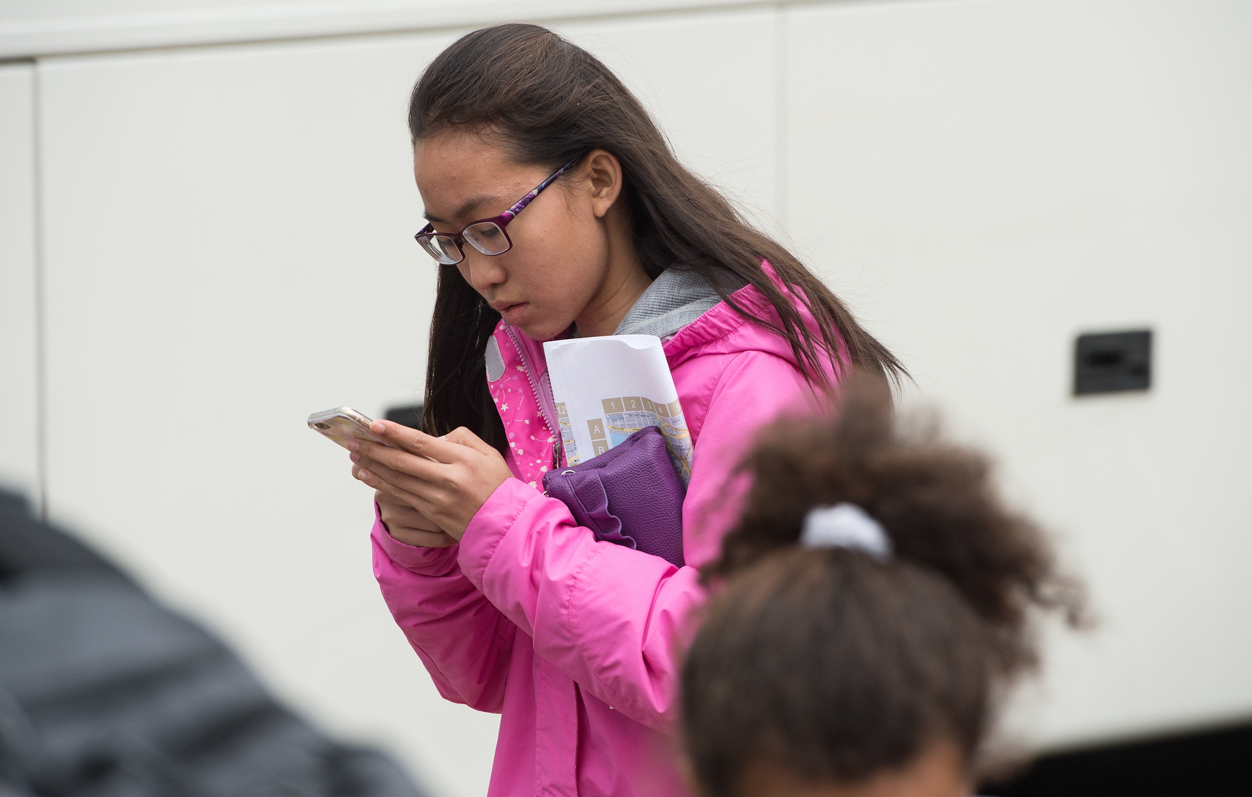 Na quarta -feira, os pesquisadores disseram que gastar muito tempo para usar telas pode colocar em risco a saúde do coração e dos jovens em risco. Os resultados foram particularmente corretos para aqueles que dormem menos horas todas as noites