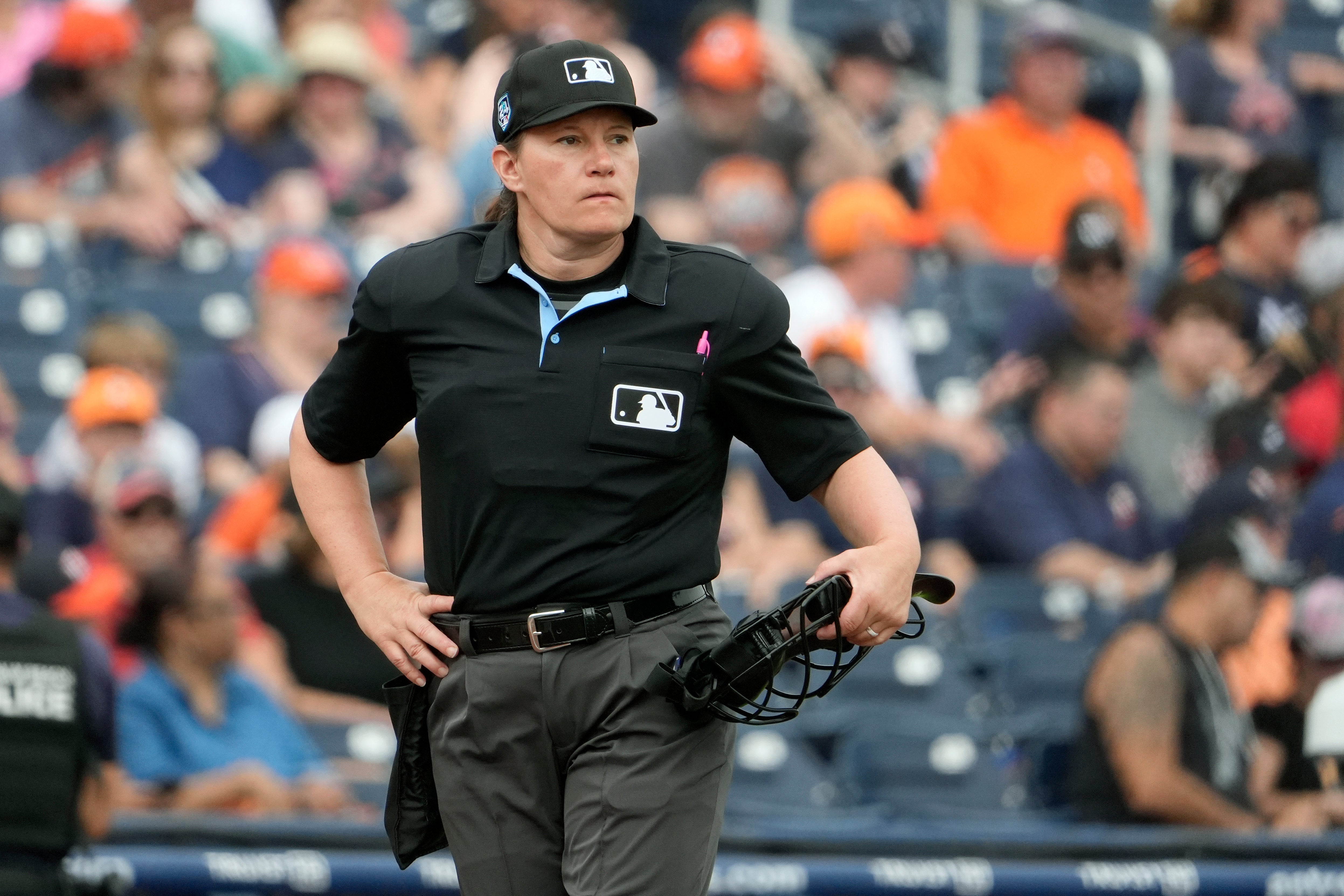 Poté, co prošel řadami a rozhodl dolní menší ligy až k Triple A, je Pawol připraven na historii tento víkend jako první ženské rozhodčí v historii baseballu Major League.