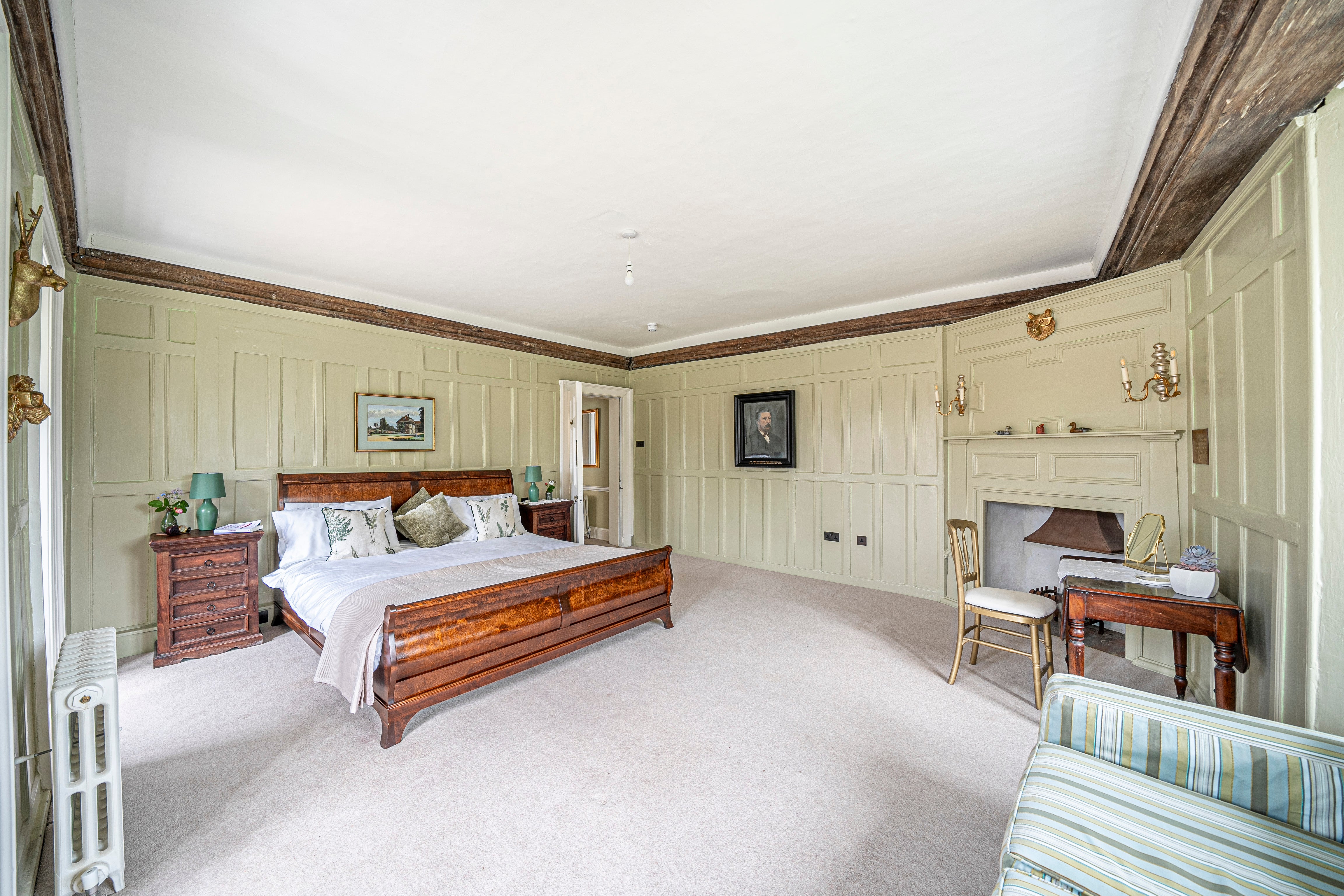 The Deanery can sleep up to 10 people