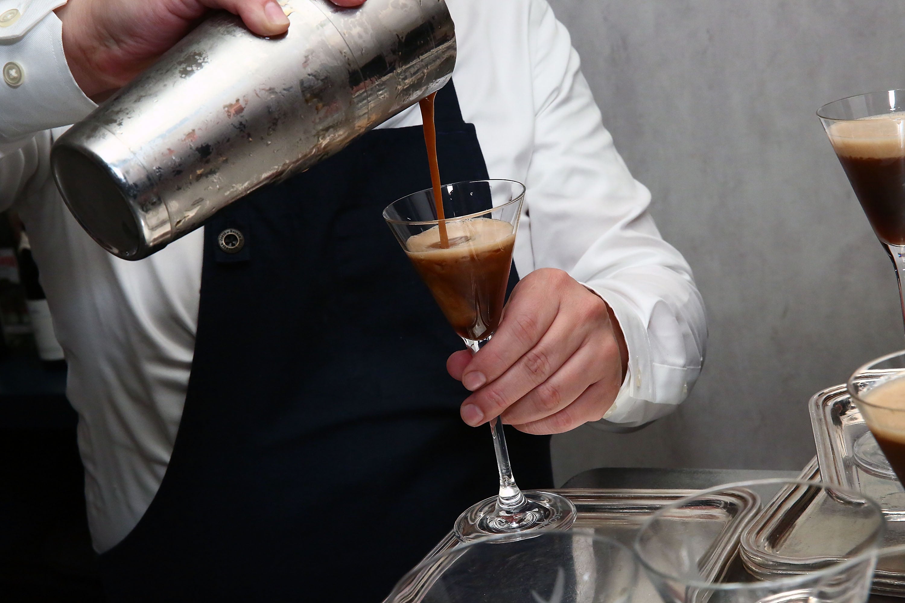 Você pode querer repensar este expresso Martini. Os pesquisadores dizem que beber café, ou outros tipos de cafeína, à noite pode ter efeitos não intencionais.