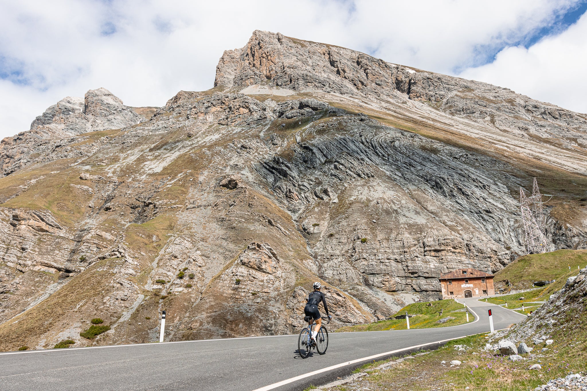 Cyclists will journey to a traditional vineyard with Contador and Basso