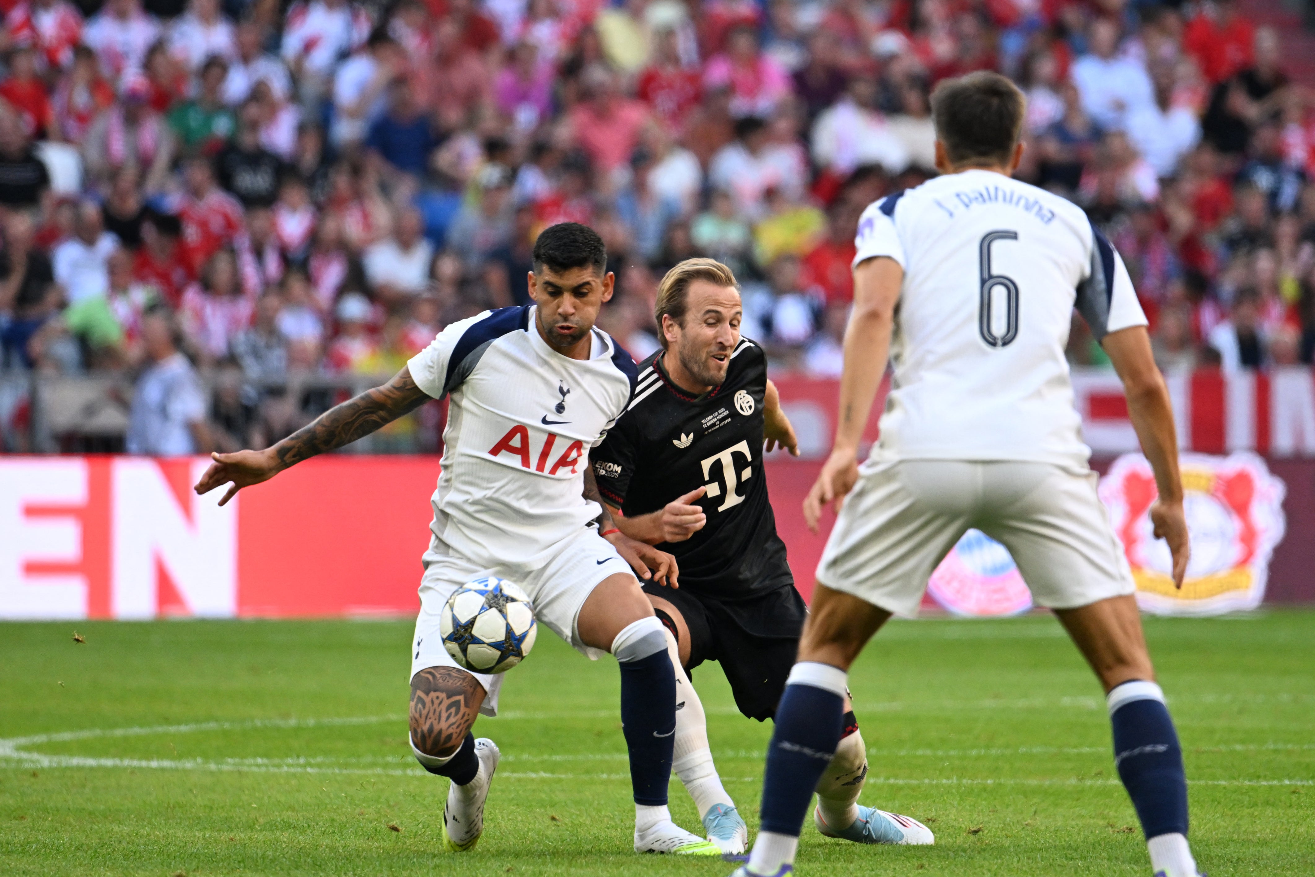 Cristian Romero tvrdě jde na Harryho Kane