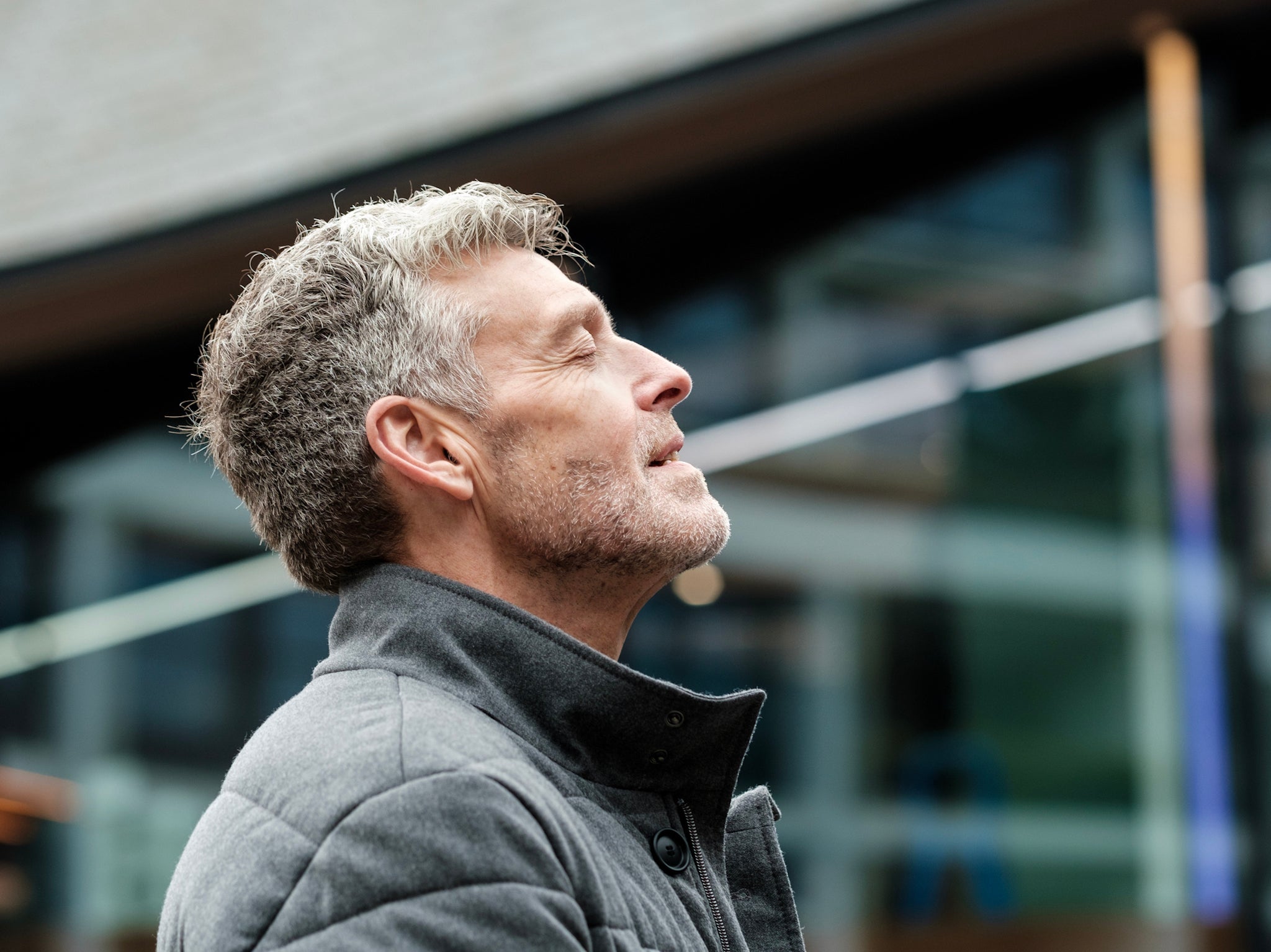 Studie objevila překvapivou souvislost mezi ztrátou pigmentu v našich vlasech a mechanismy, které mohou rakovinu udržet na uzdě