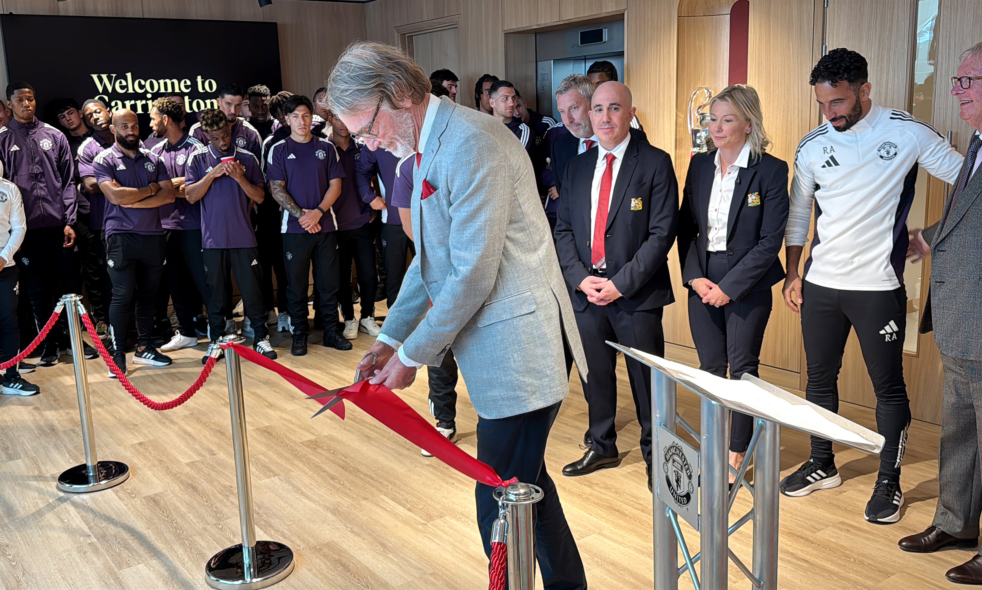 Sir Jim Ratcliffe sníží stuhu během obřadu opětovného otevření v Carringtonu