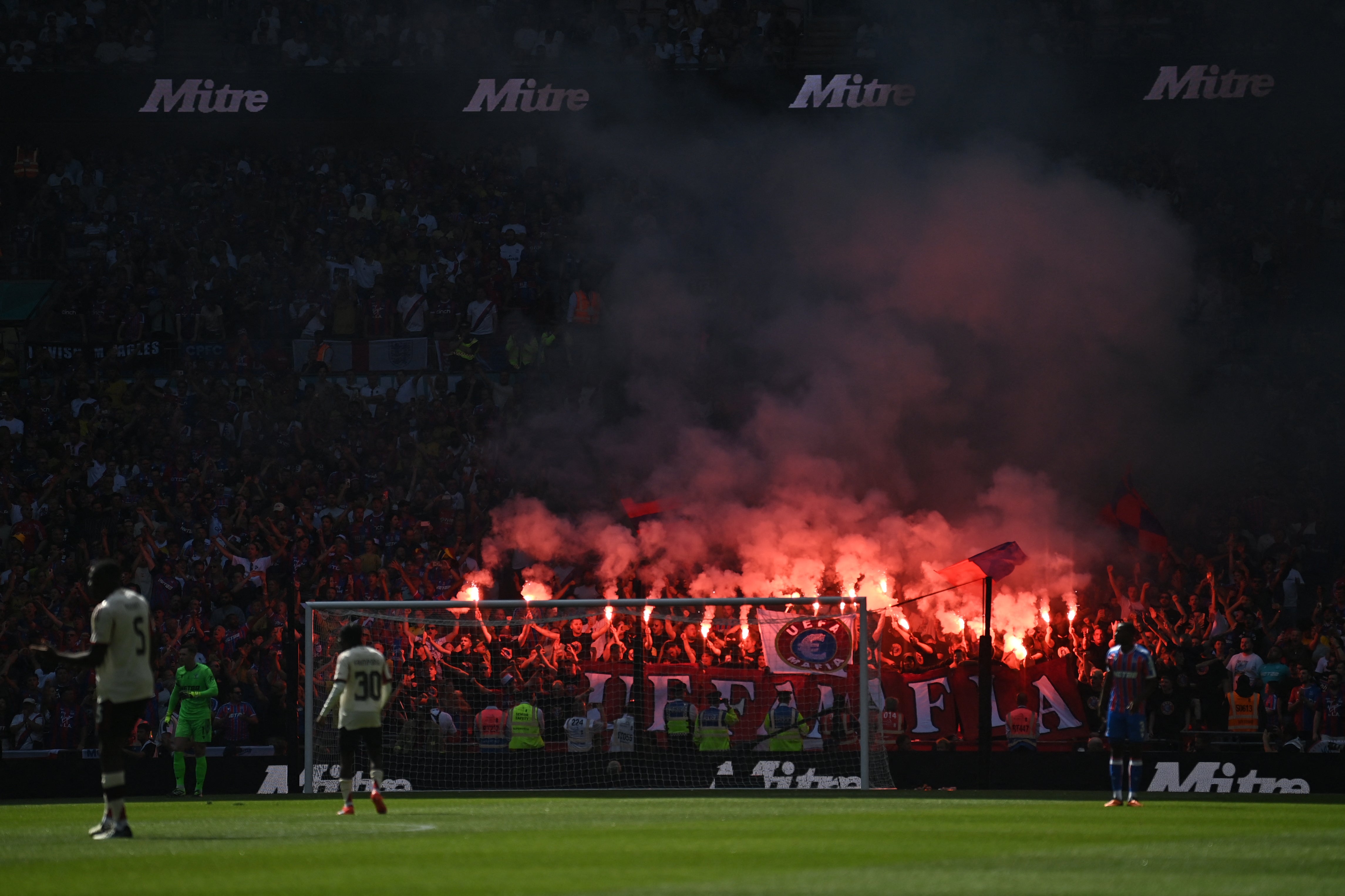 Fanoušci Crystal Palace protestují proti svému degradu během komunity