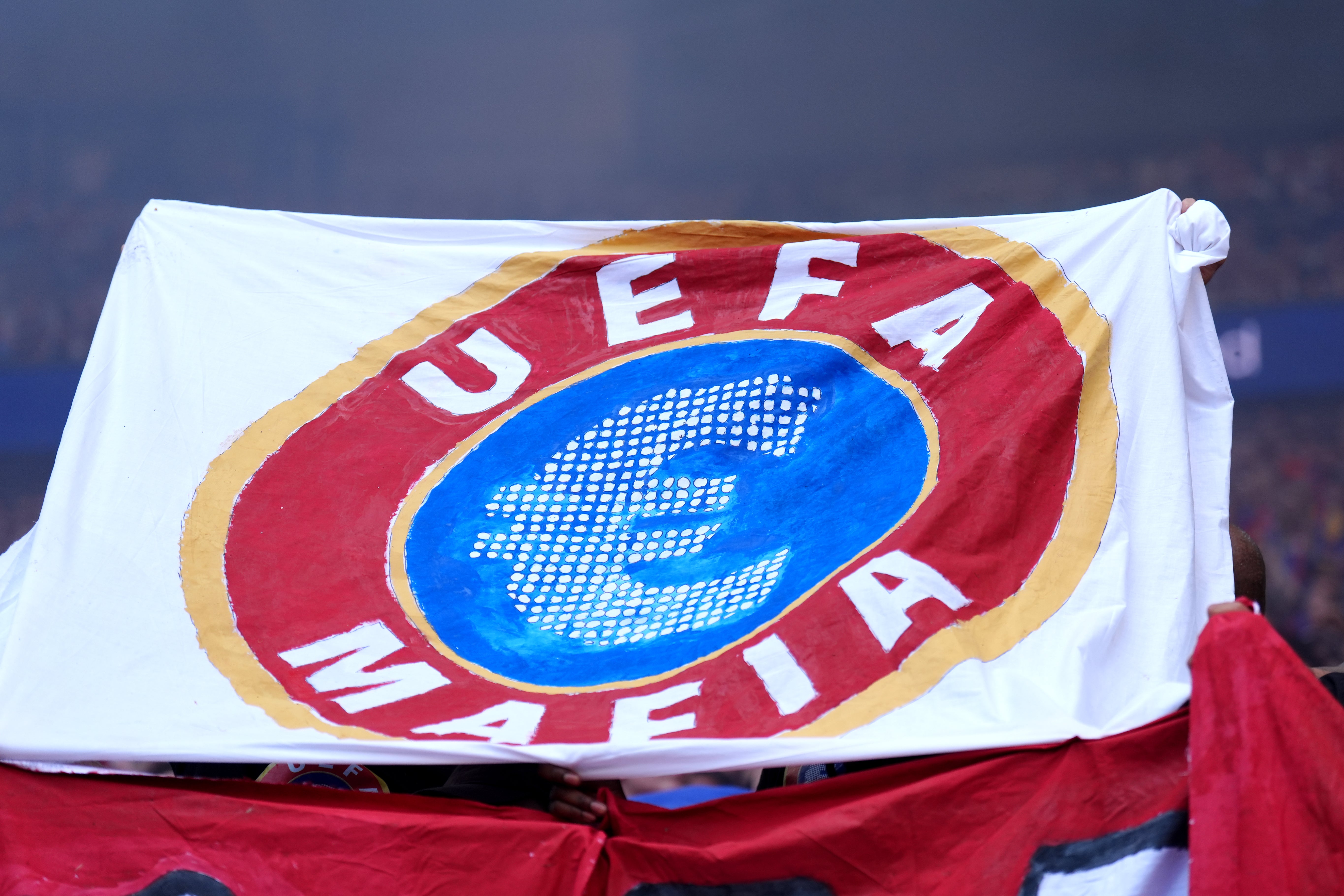 Fanoušci paláce odhalili protestní banner na stadionu Wembley pro komunitní štít