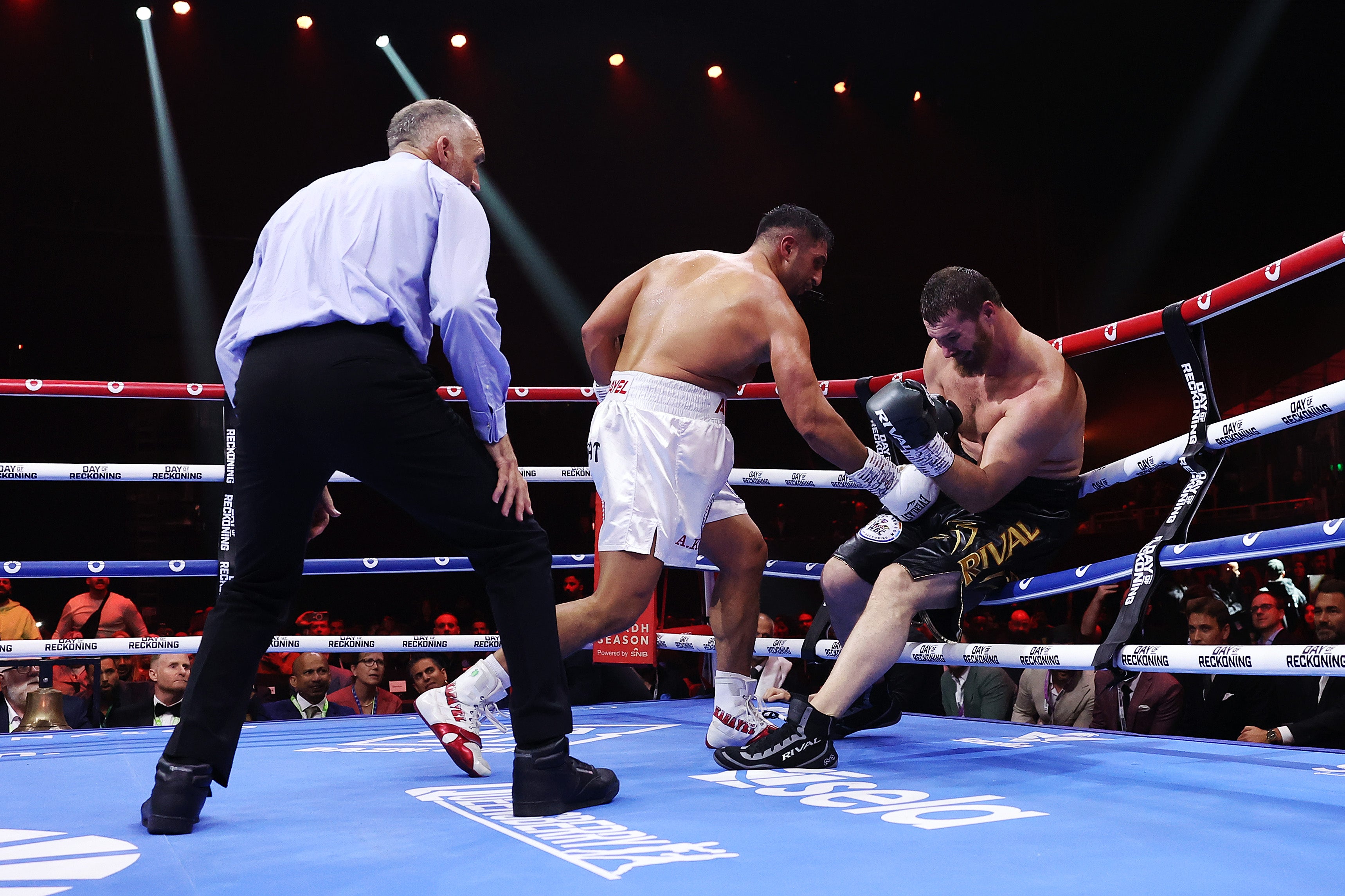 Arslanbek Makhmudov (right), here during his loss to Agit Kabayel, remains a dangerous opponent