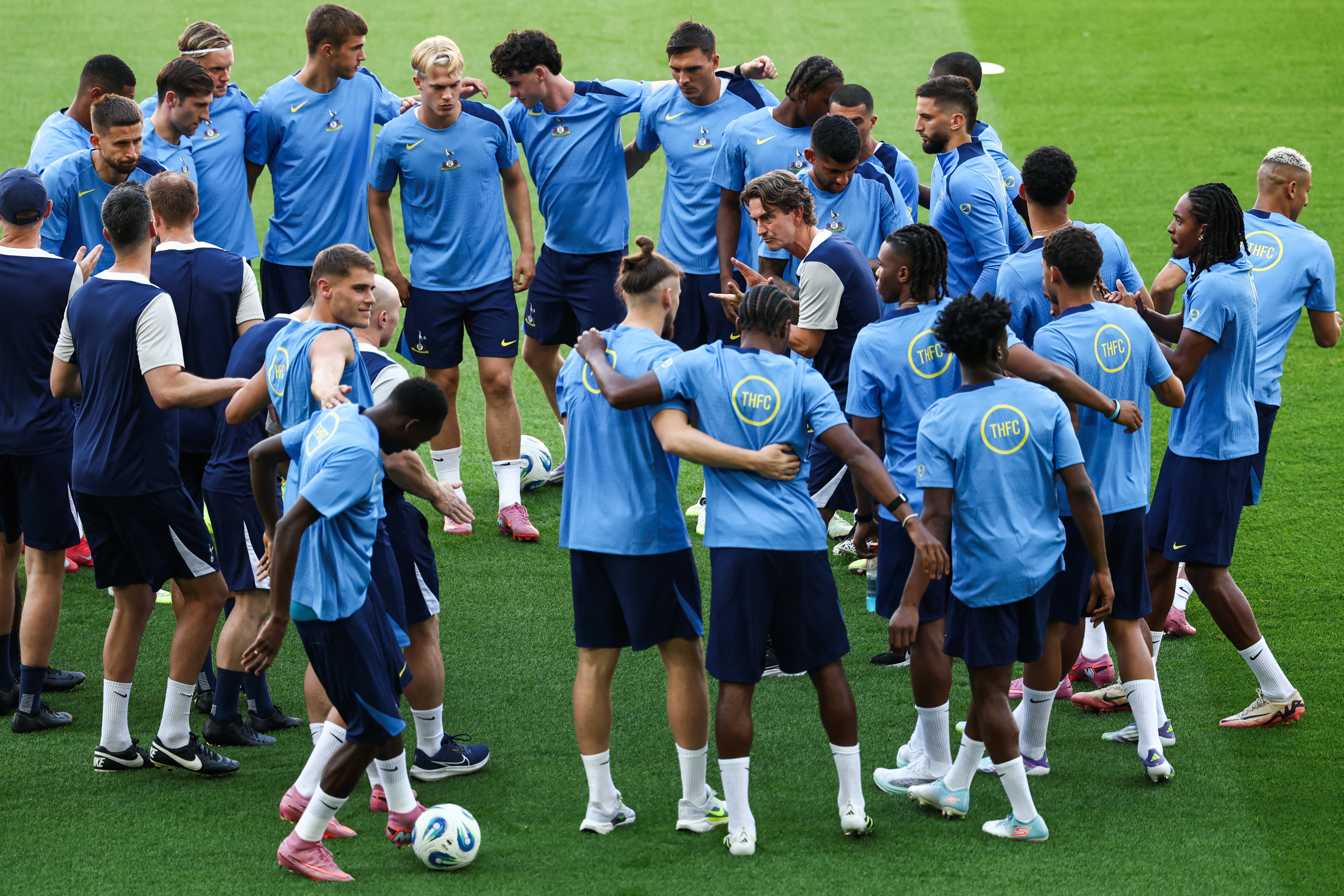 Thomas Frank (centre) speaks with his players during a training session