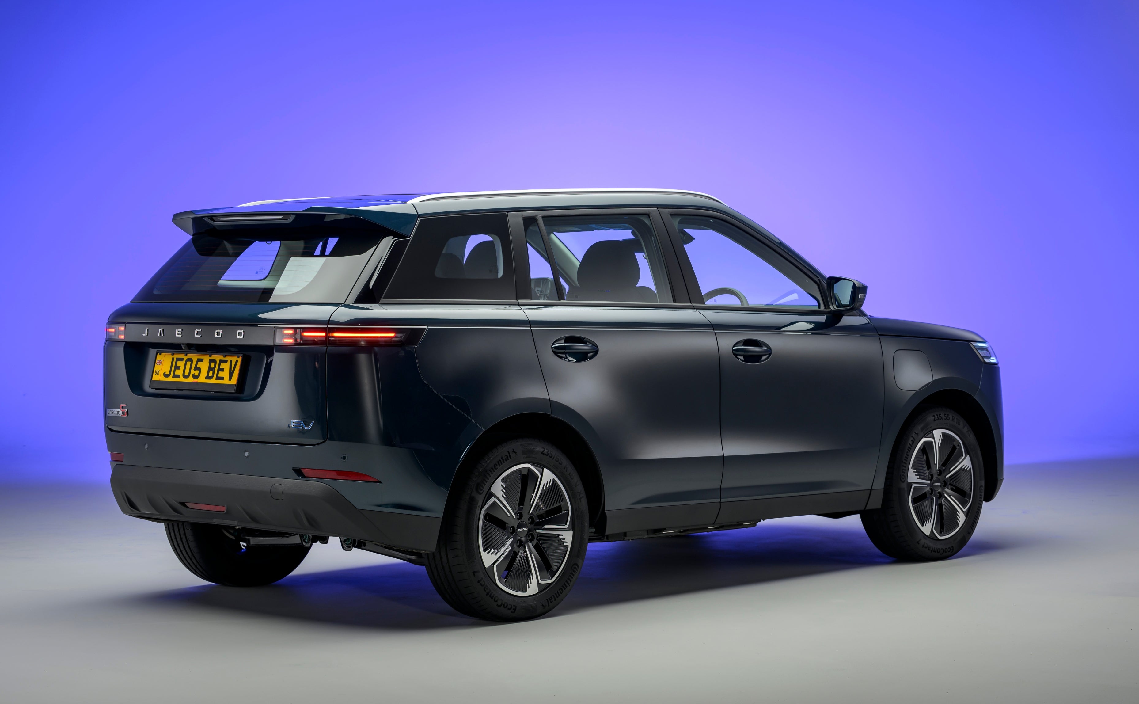 From the back, the new Jaecoo E5 looks very much like a Range Rover Evoque