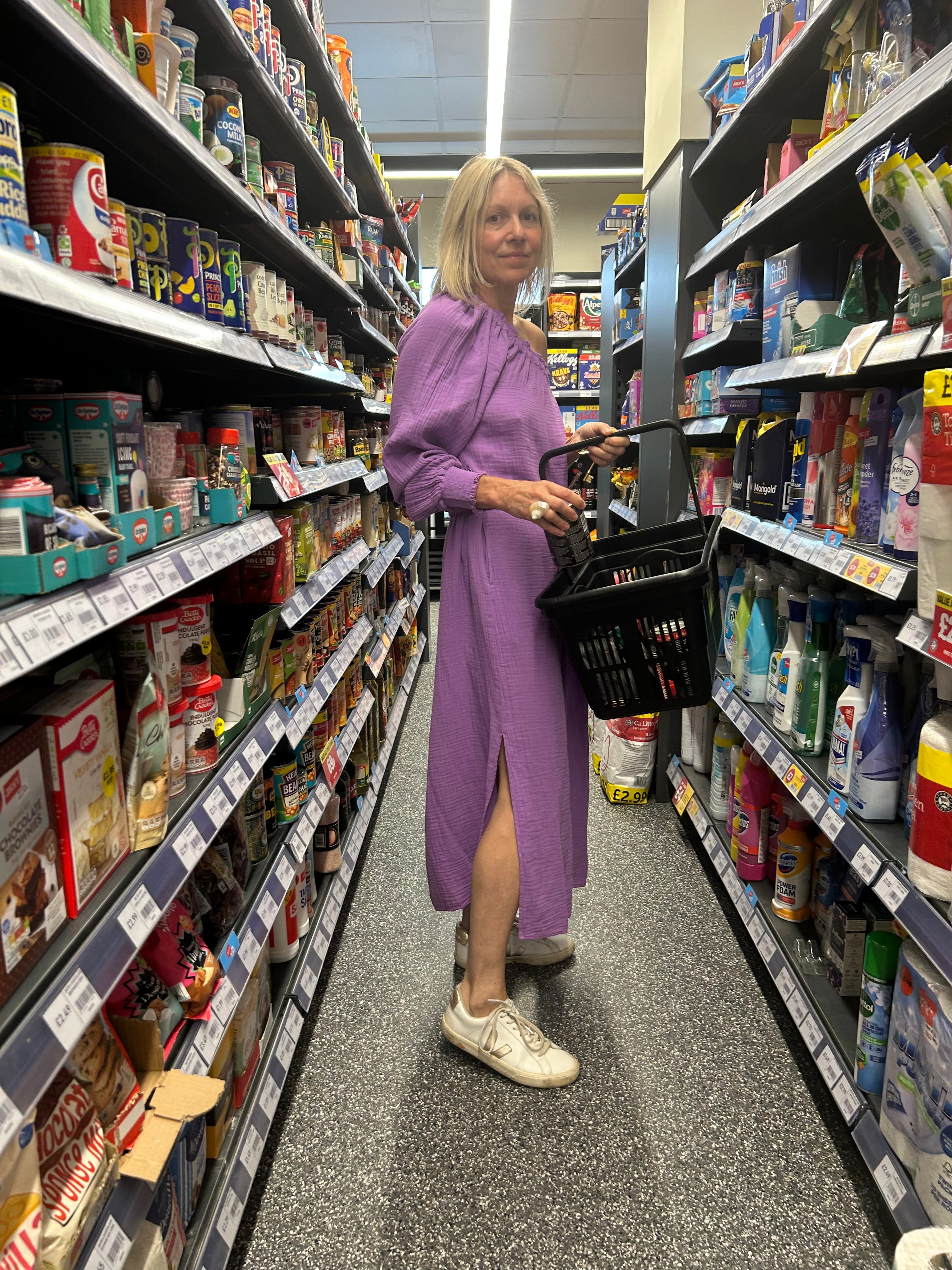 Vykopal jsem si džíny na stylové šaty z tónu, které jsou barevné jasně fialové, a na prstu obří prsten na skořápku