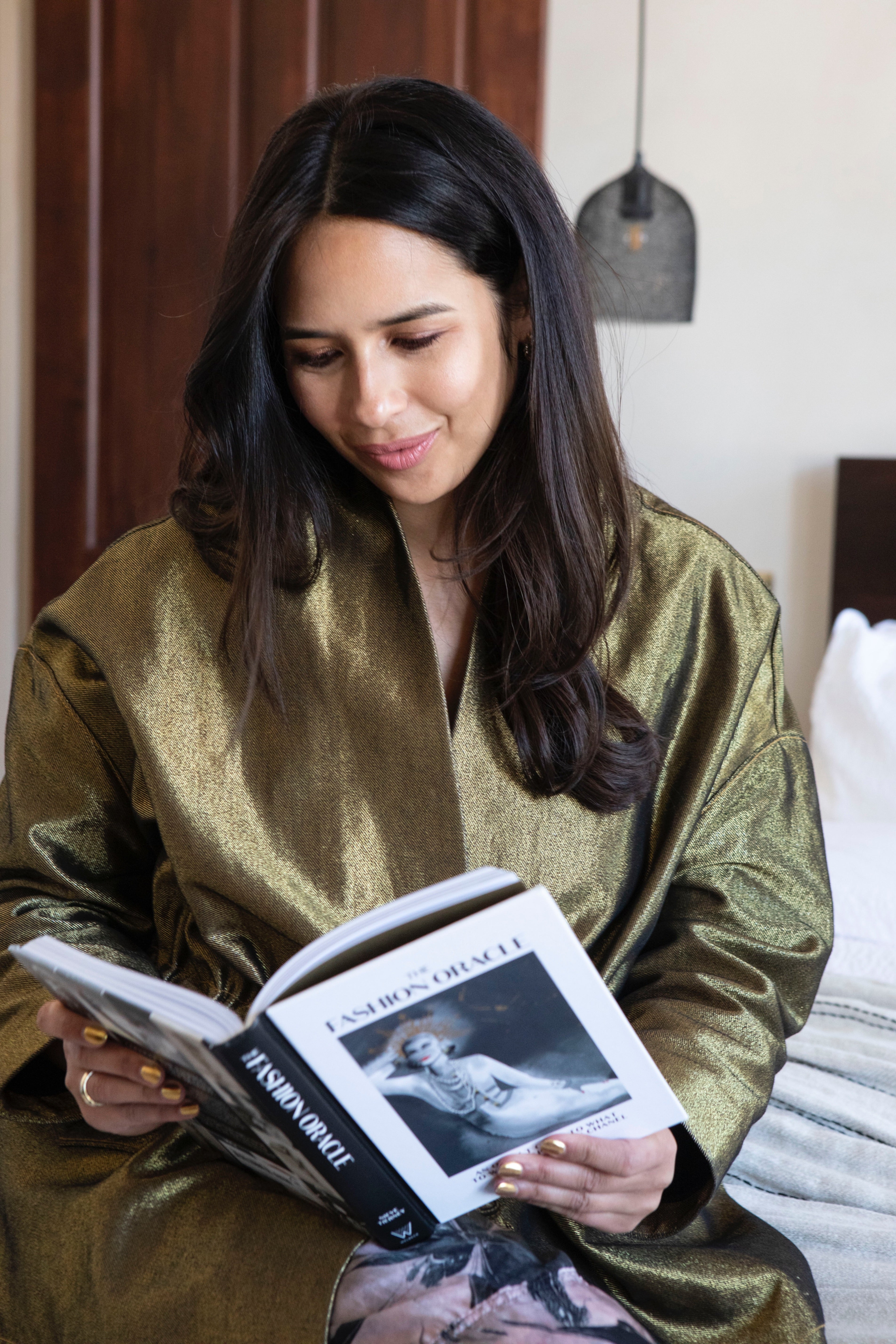 Nieve Tierney se svou knihou „The Fashion Oracle“, která vám pomůže vyrovnat váš šatník s vašimi úmysly