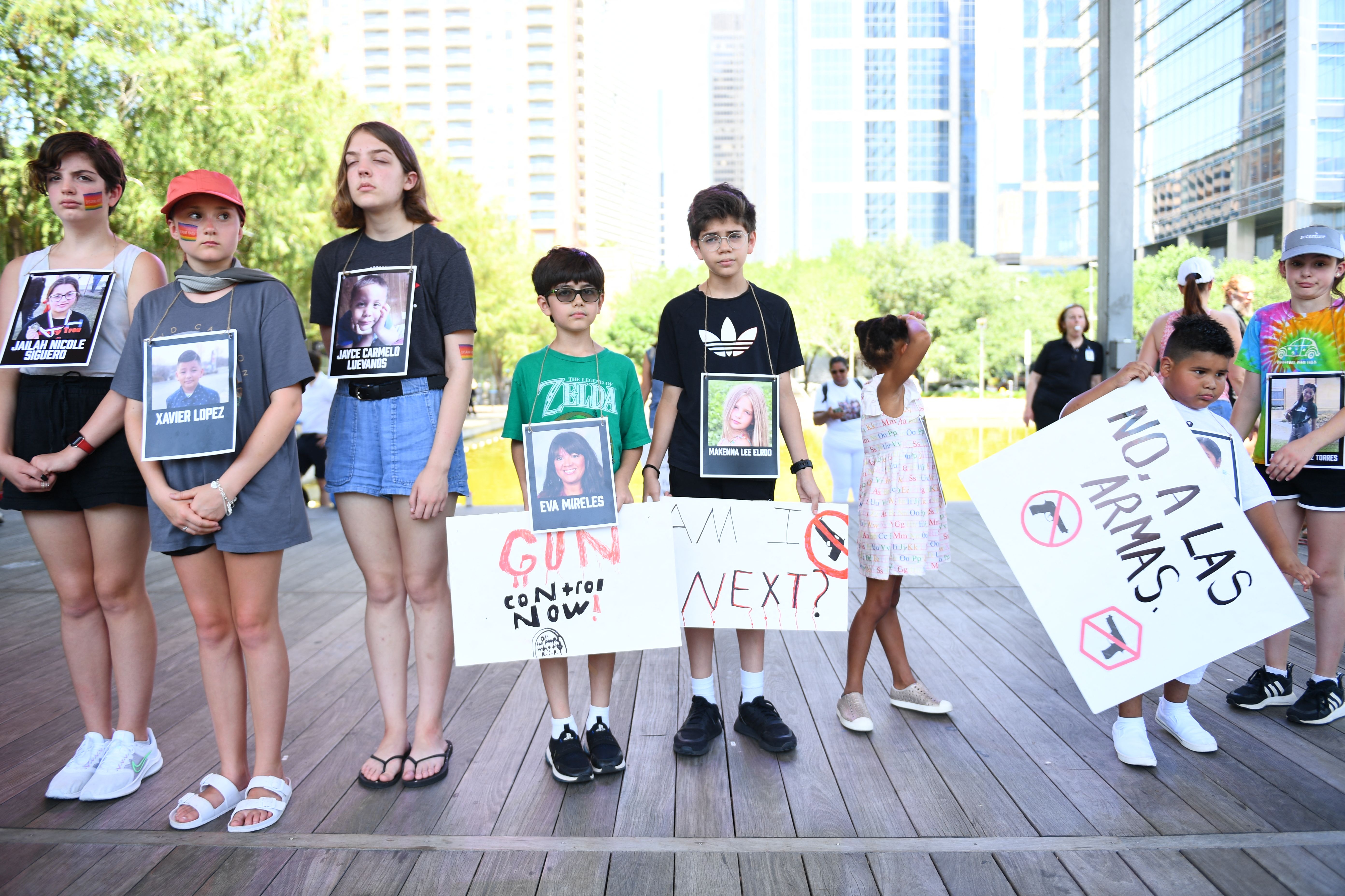 As crianças do Texas são oferecidas com sinais fatais de tiro em Uvalde em 2022. Muitas crianças estão preocupadas com a violência militante da escola