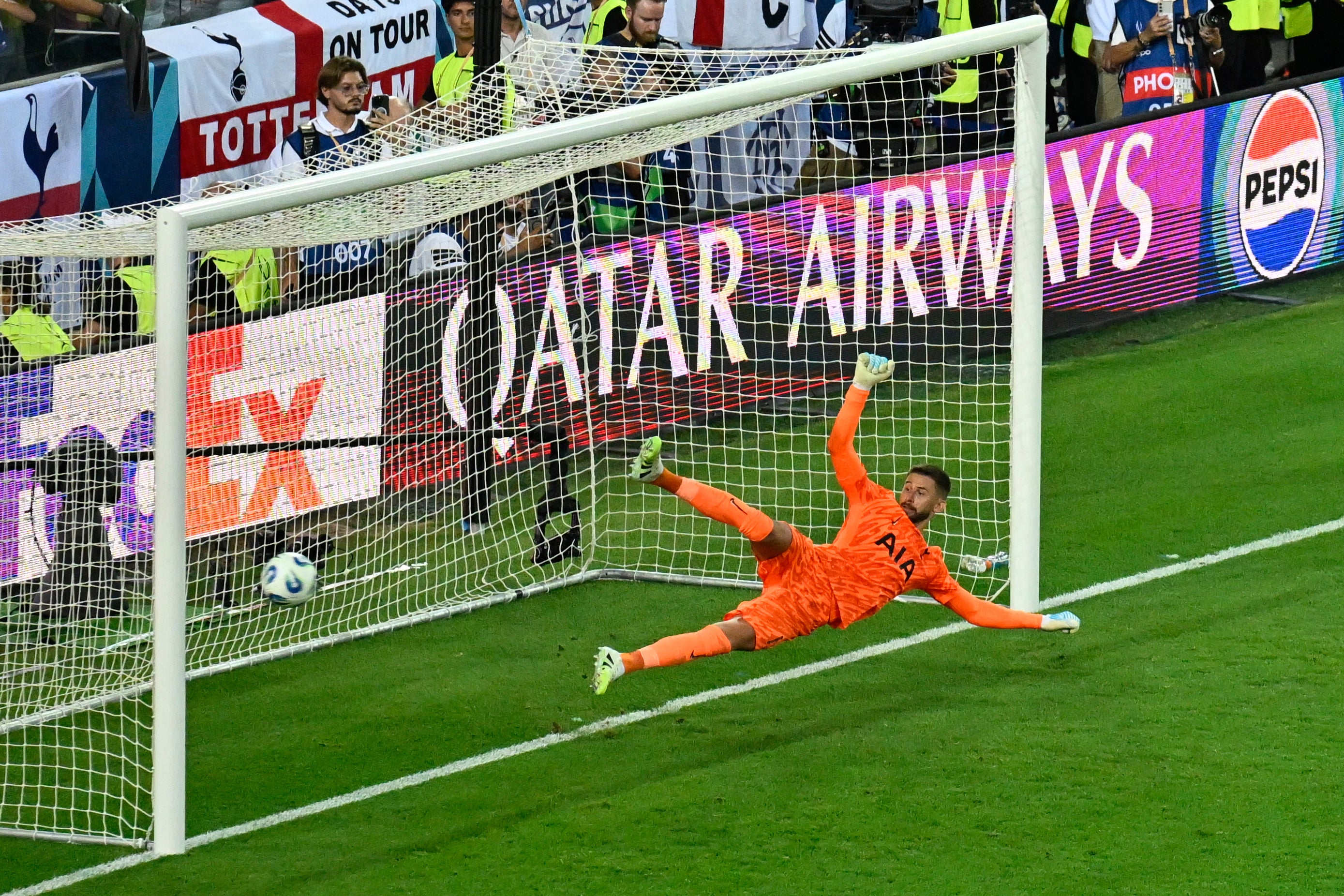 Jak nová sezóna Premier League odstartovala, UEFA představila nové „pravidlo osmi sekundy“, že brankář nemůže držet míč déle než v té době - což není náhoda