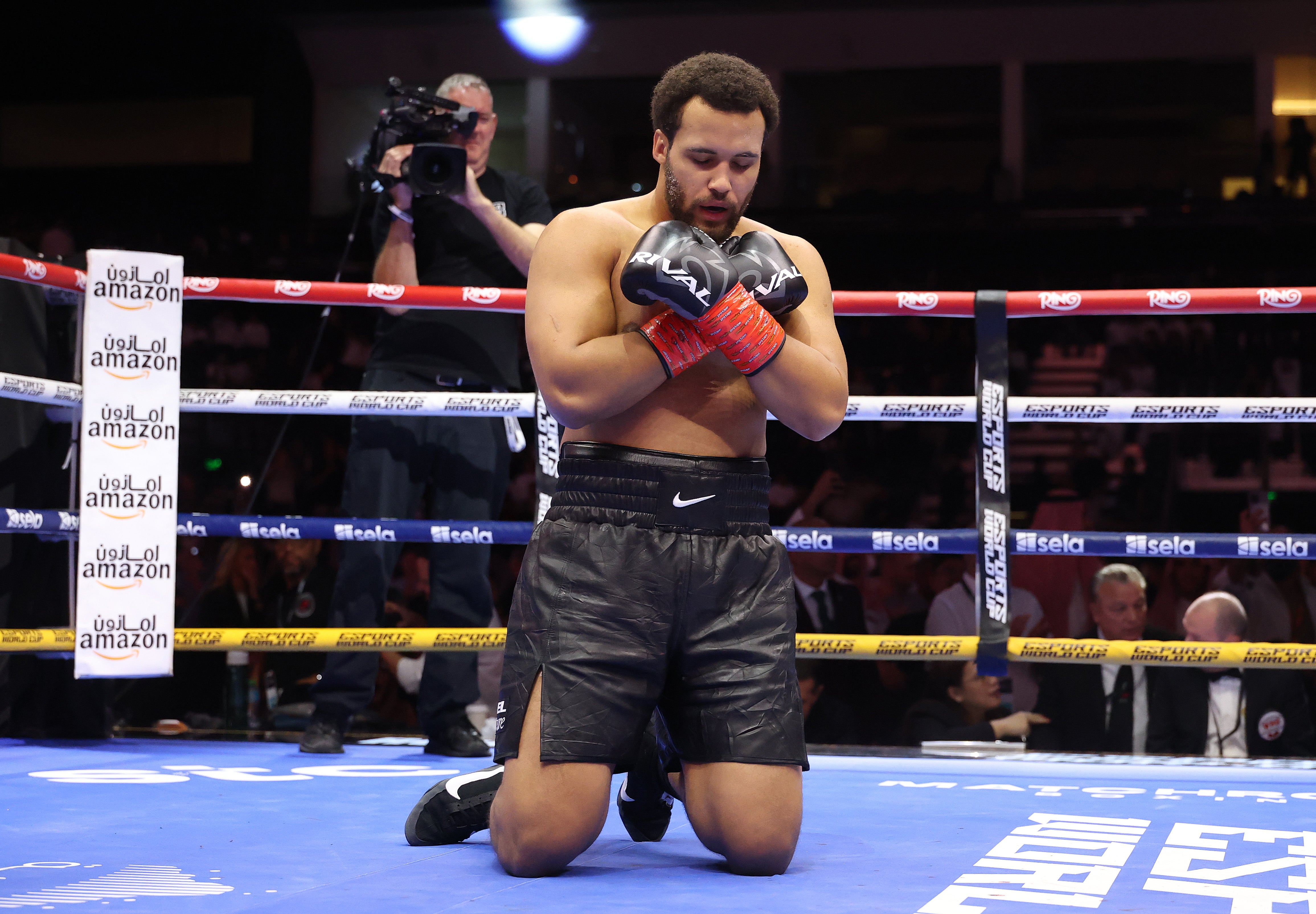 Moses Itauma slaví své rychlé vítězství nad Dillian Whyte