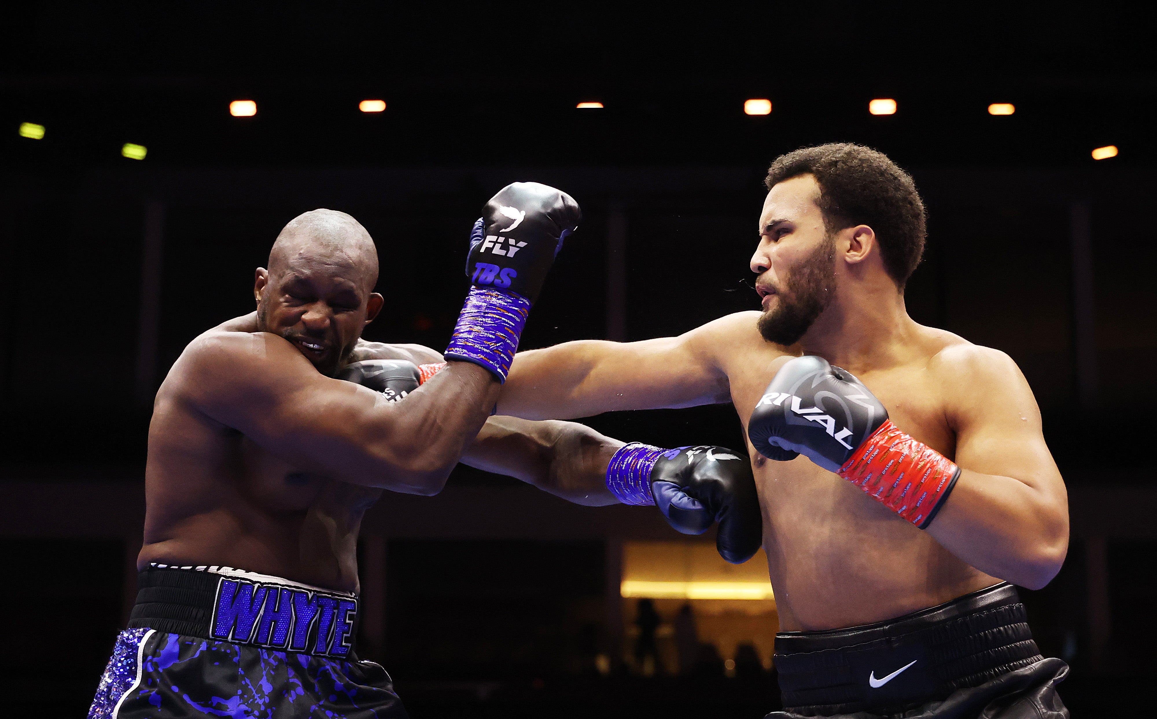 Moses Itauma (vpravo) udělal krátkou práci Dillian Whyte