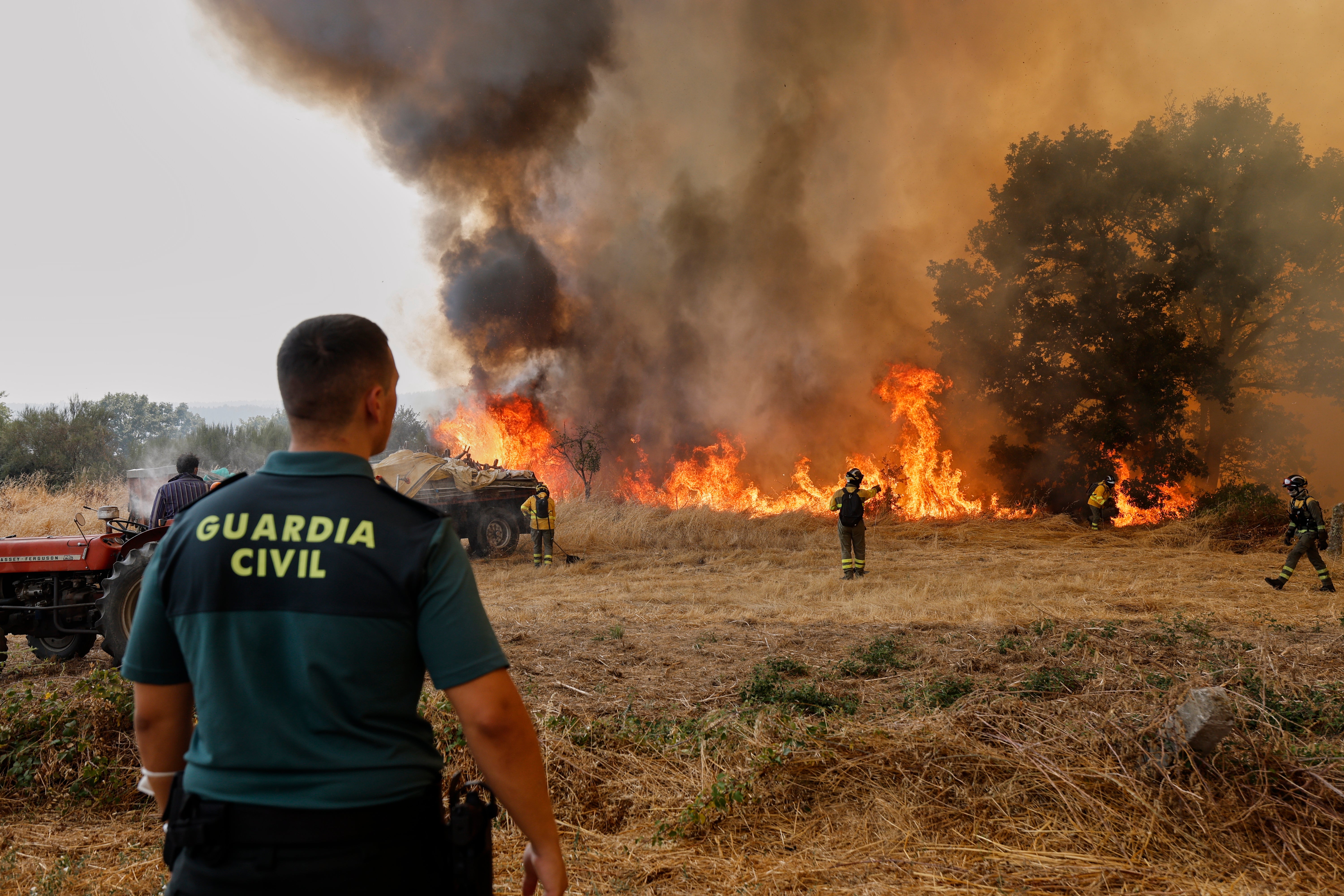 Spain Firefighters battle a wildfire in Veiga das Meas, northwestern Spain, Saturday, Aug. 16, 2025