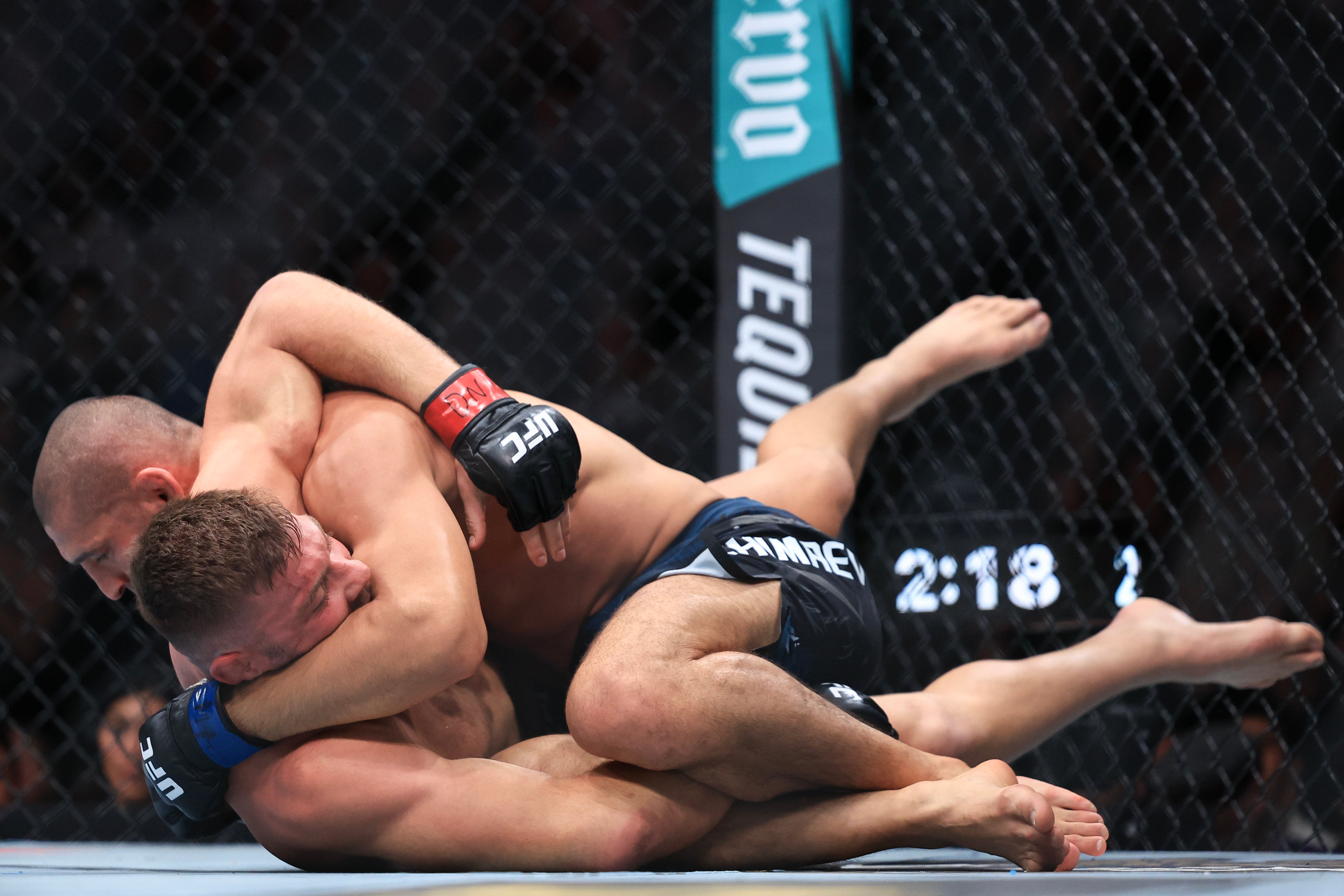 Khamzat Chimaev ovládal Dricus du Plessis pro drtivou většinu boje
