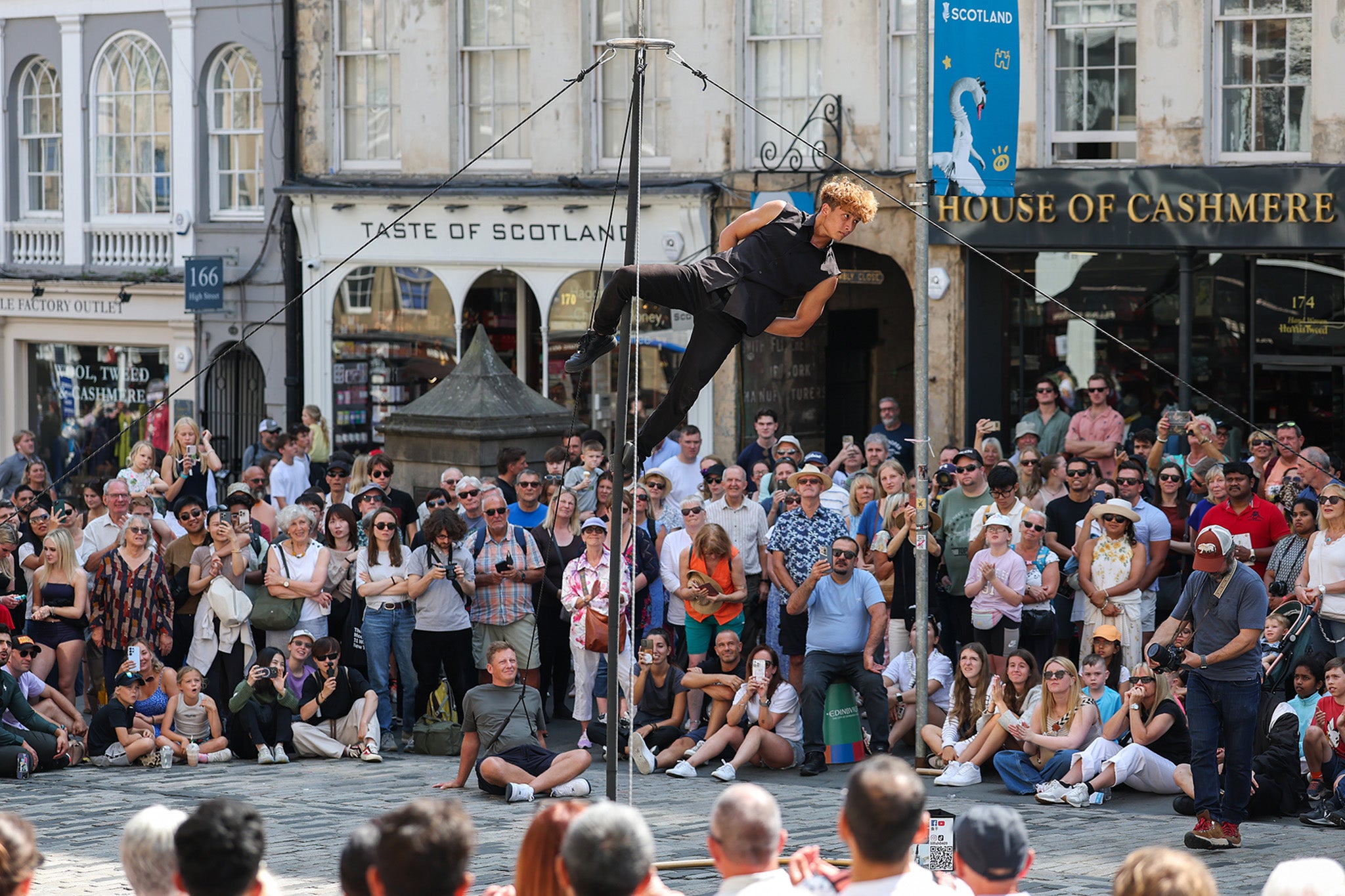 <p>Swarms of summer tourists descend on Edinburgh in droves </p>