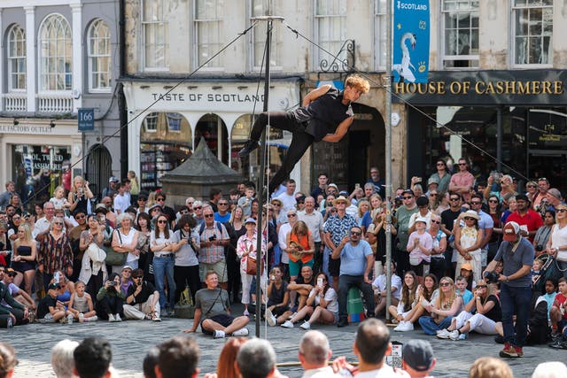 <p>Swarms of summer tourists descend on Edinburgh in droves </p>