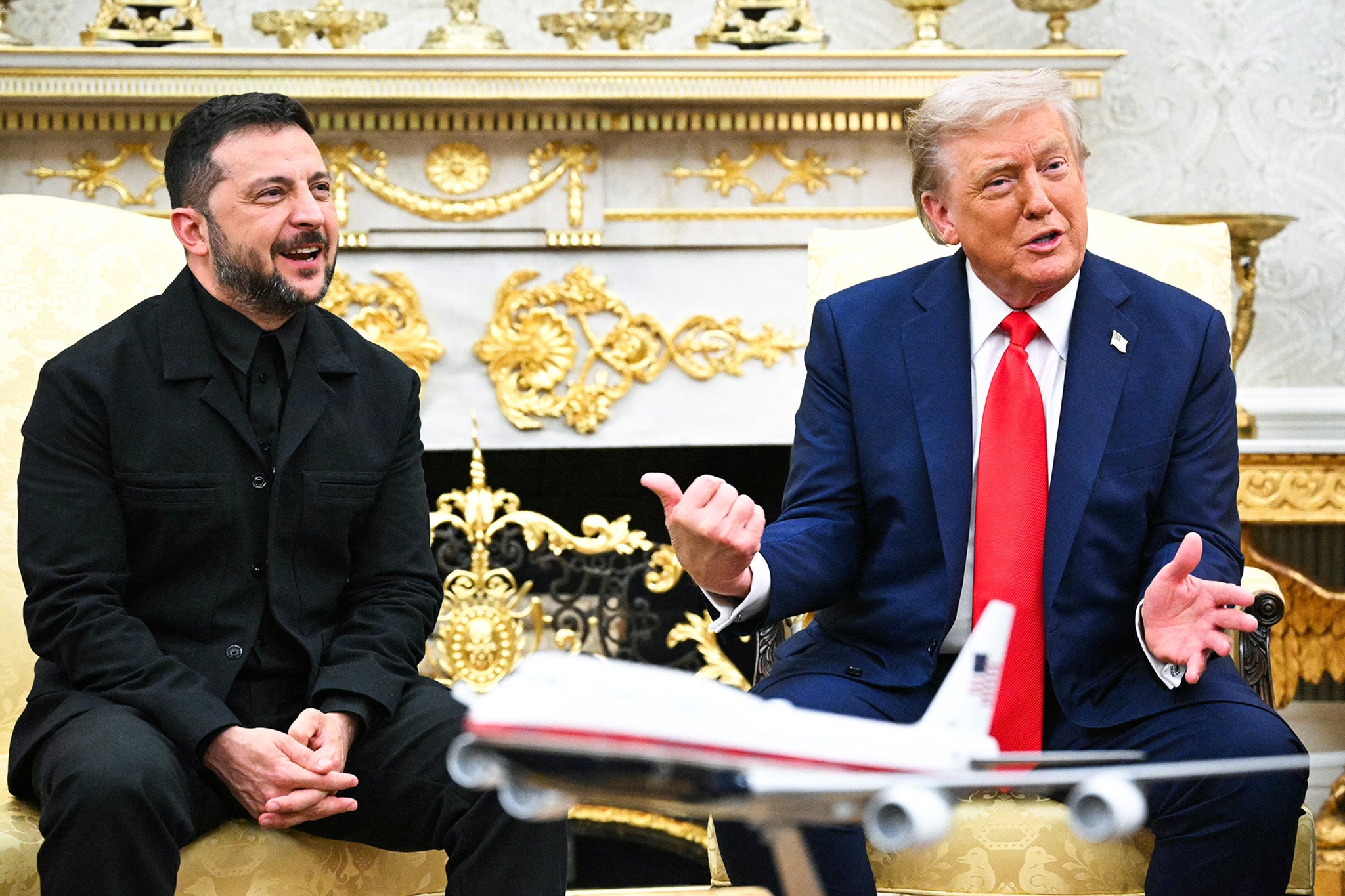 Zelensky presents Trump with a letter from his wife for Melania